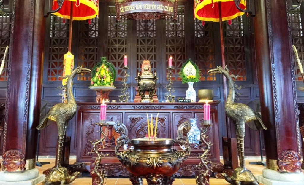 Bên trong đền thờ Đức Lễ Thành Hầu Nguyễn Hữu Cảnh.