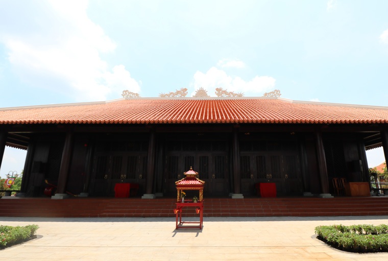 Khối đền chính với diện tích gần 650m2.