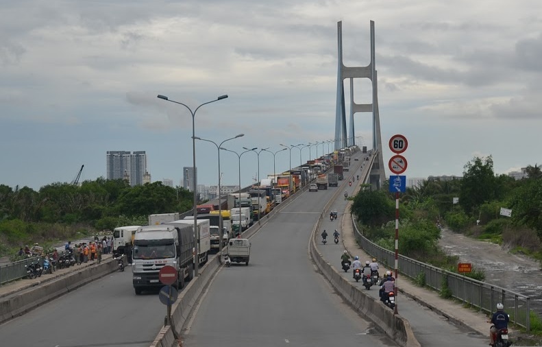Cầu “biểu tượng” ở Sài Gòn tê liệt vì xe đầu kéo gặp nạn - 2 Sự cố đã khiến giao thông qua cầu Phú Mỹ ùn ứ hết sức nghiêm trọng, kéo dài hàng km.