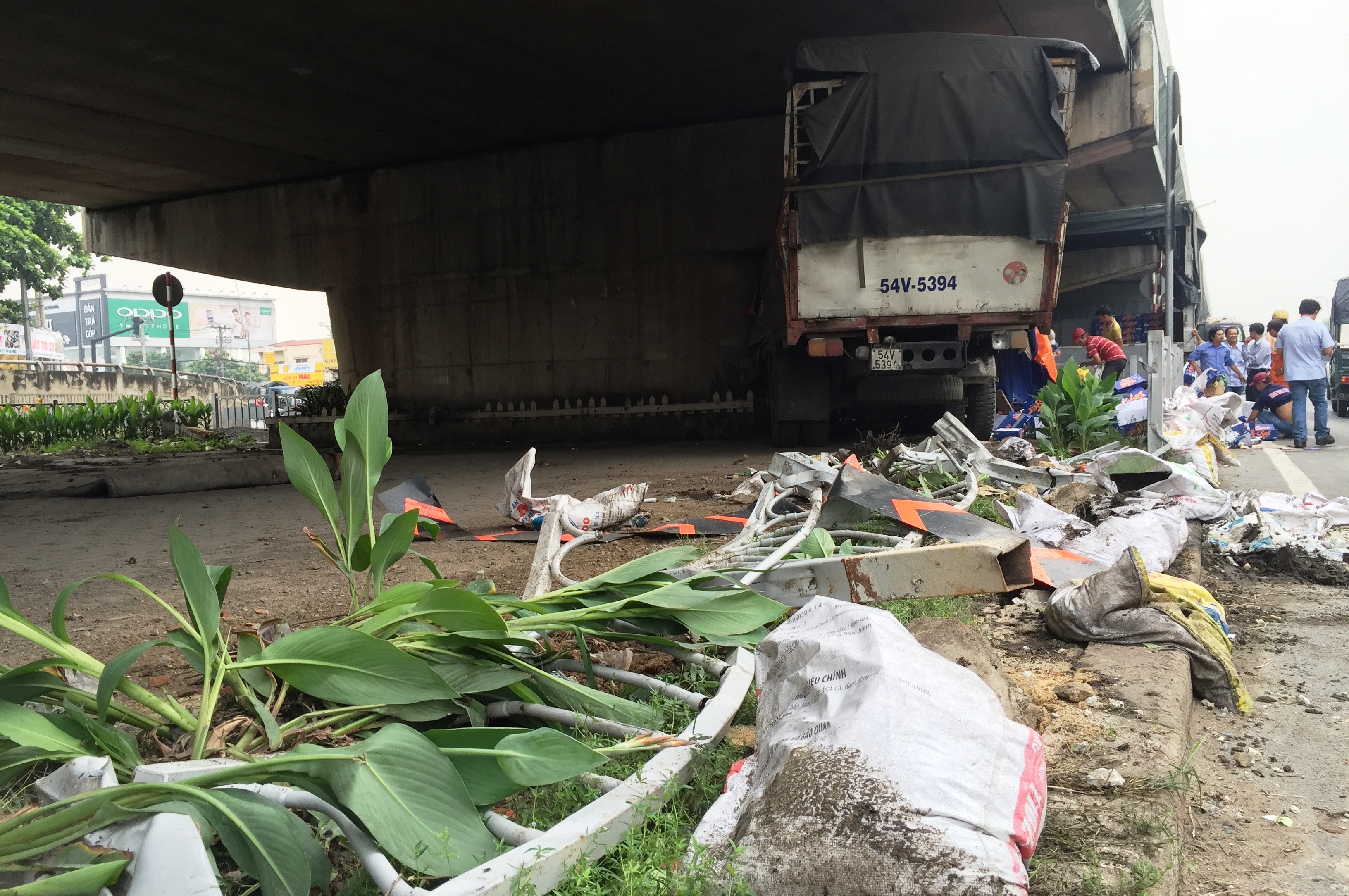 Để tránh thảm hoạ khi có hàng trăm người đang lưu thông ở giao lộ phía trước, tài xế đã cho xe lao vào gầm cầu vượt.