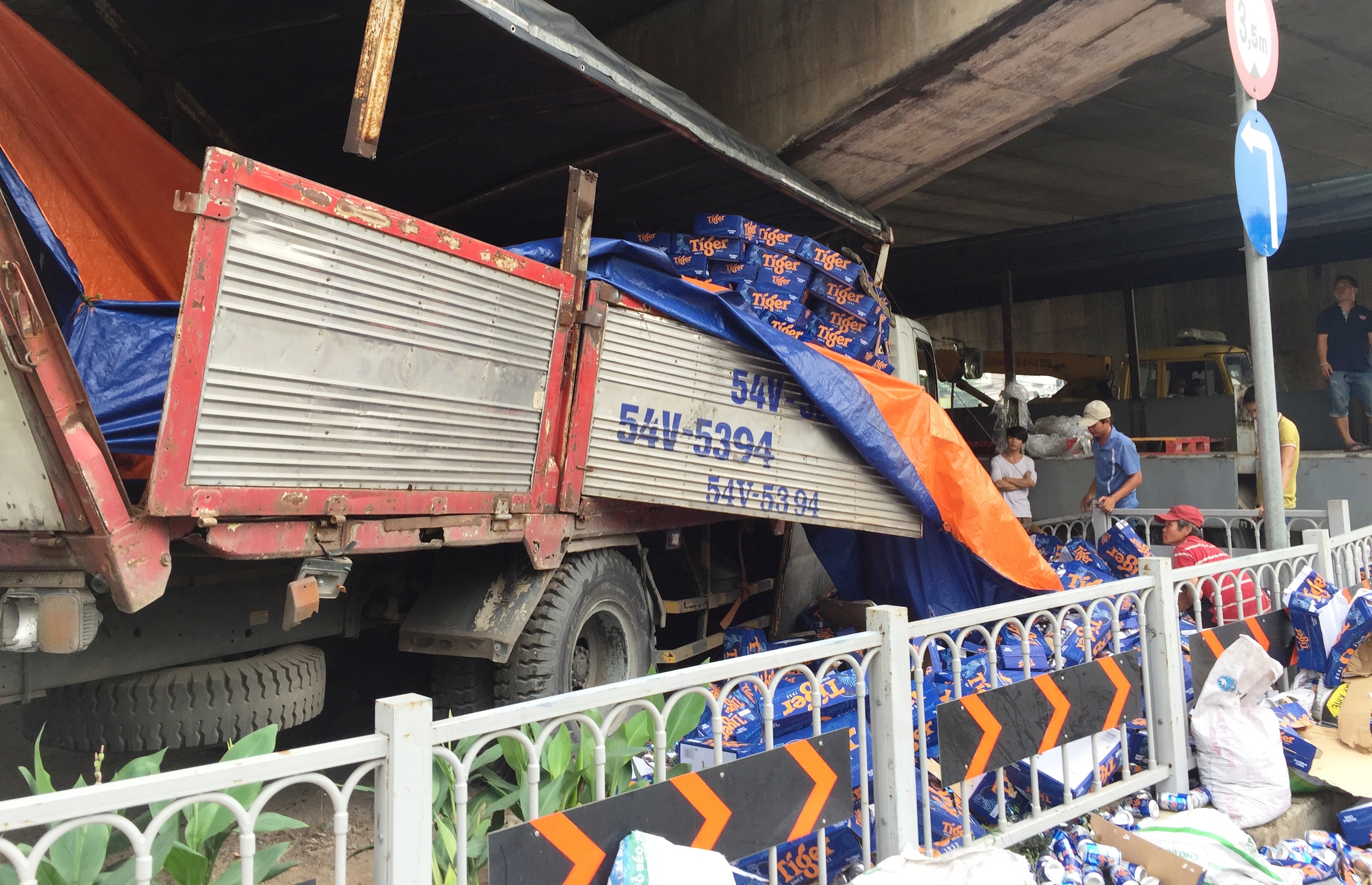 Xe tải lao vào gầm cầu vượt để tránh gây thảm họa - 2