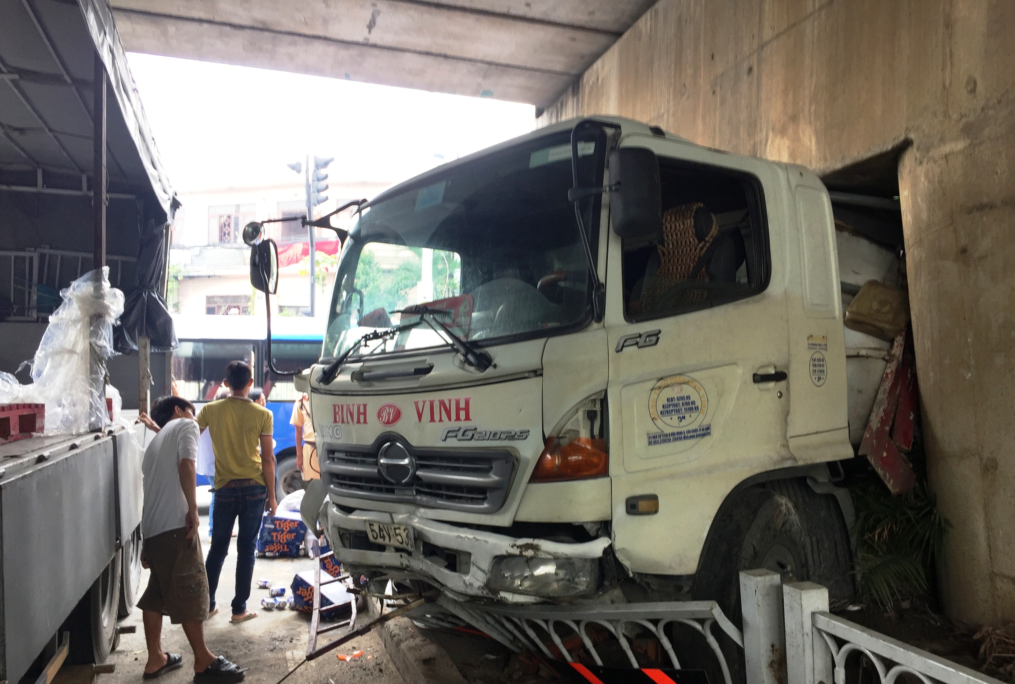 Hiện trường chiếc xe tải chở bia lao vào gầm cầu vượt Linh Xuân.