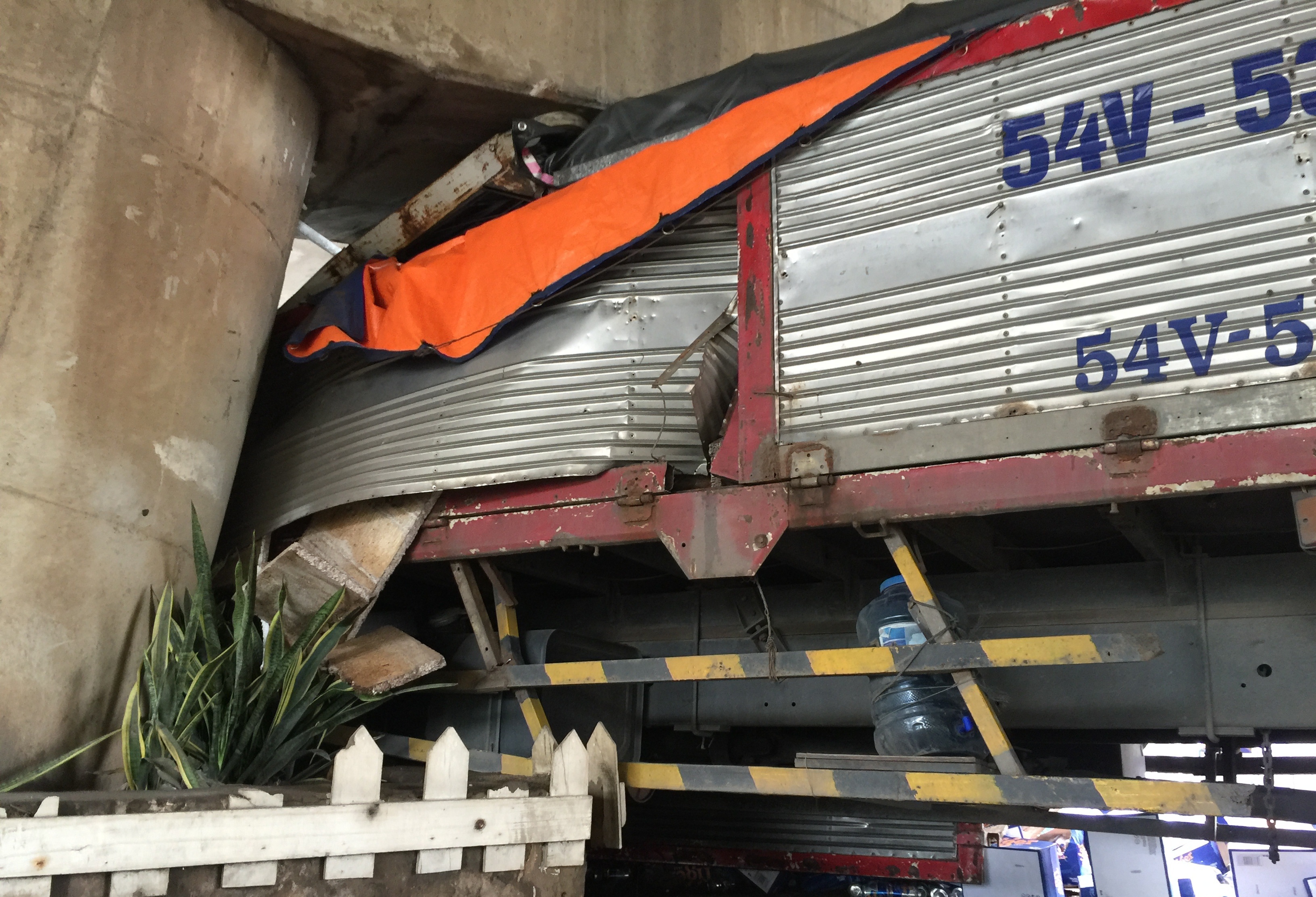 Xe tải lao vào gầm cầu vượt để tránh gây thảm họa - 3