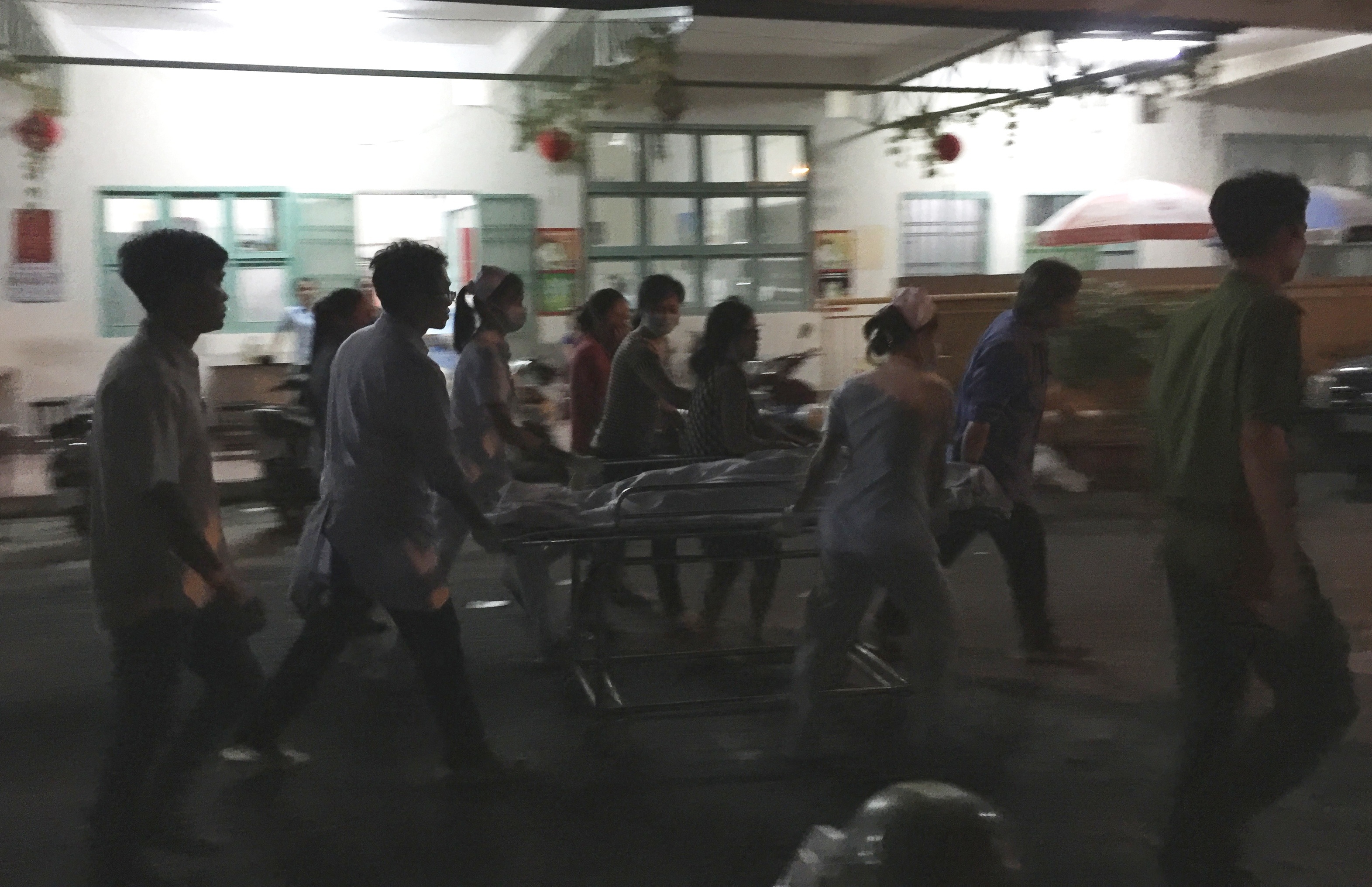 Thi thể chị Hồng được đưa về nhà xác để cơ quan công an làm thủ tục pháp y, điều tra làm rõ nguyên nhân sản phụ này và con sơ sinh tử vong.