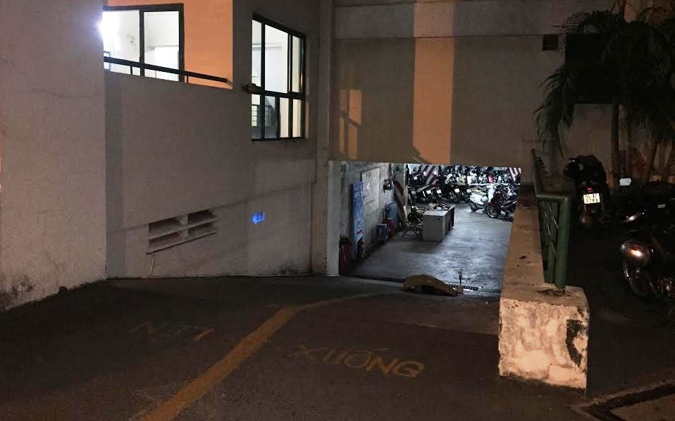 Người phụ nữ nước ngoài rơi từ tầng 8 chung cư, tử vong tại chỗ - 2
Thi thể nạn nhân rơi ngay đường dốc xuống hầm gửi xe chung cư.