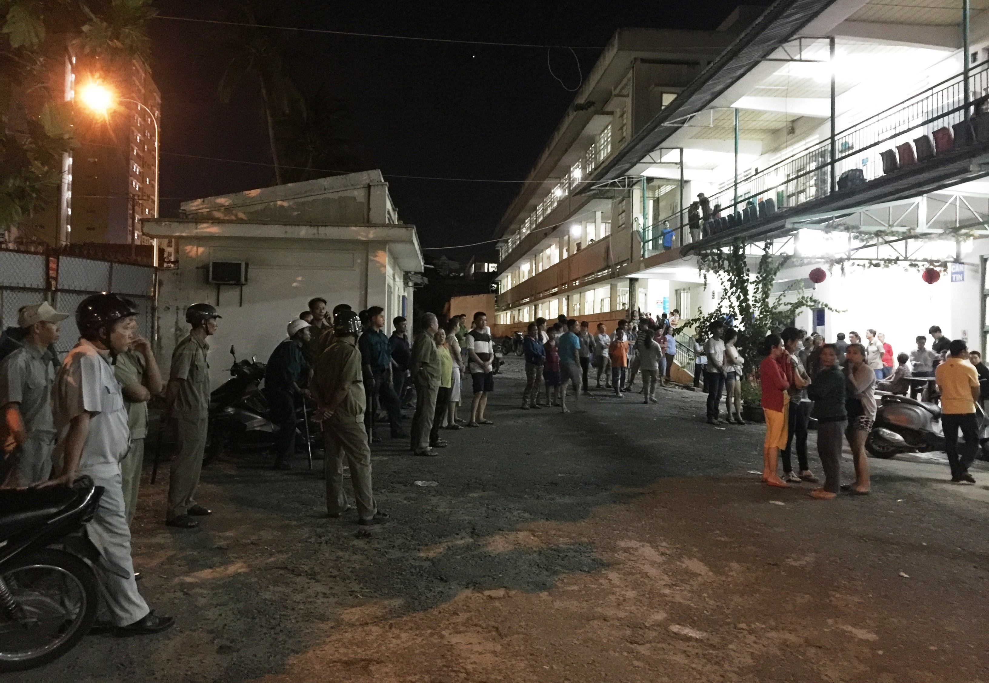 Rất đông người thân của vợ chồng chị Hồng có mặt ở bệnh viện ĐKKV Thủ Đức đề nghị phía bệnh viện làm rõ cái chết của mẹ con sản phụ.