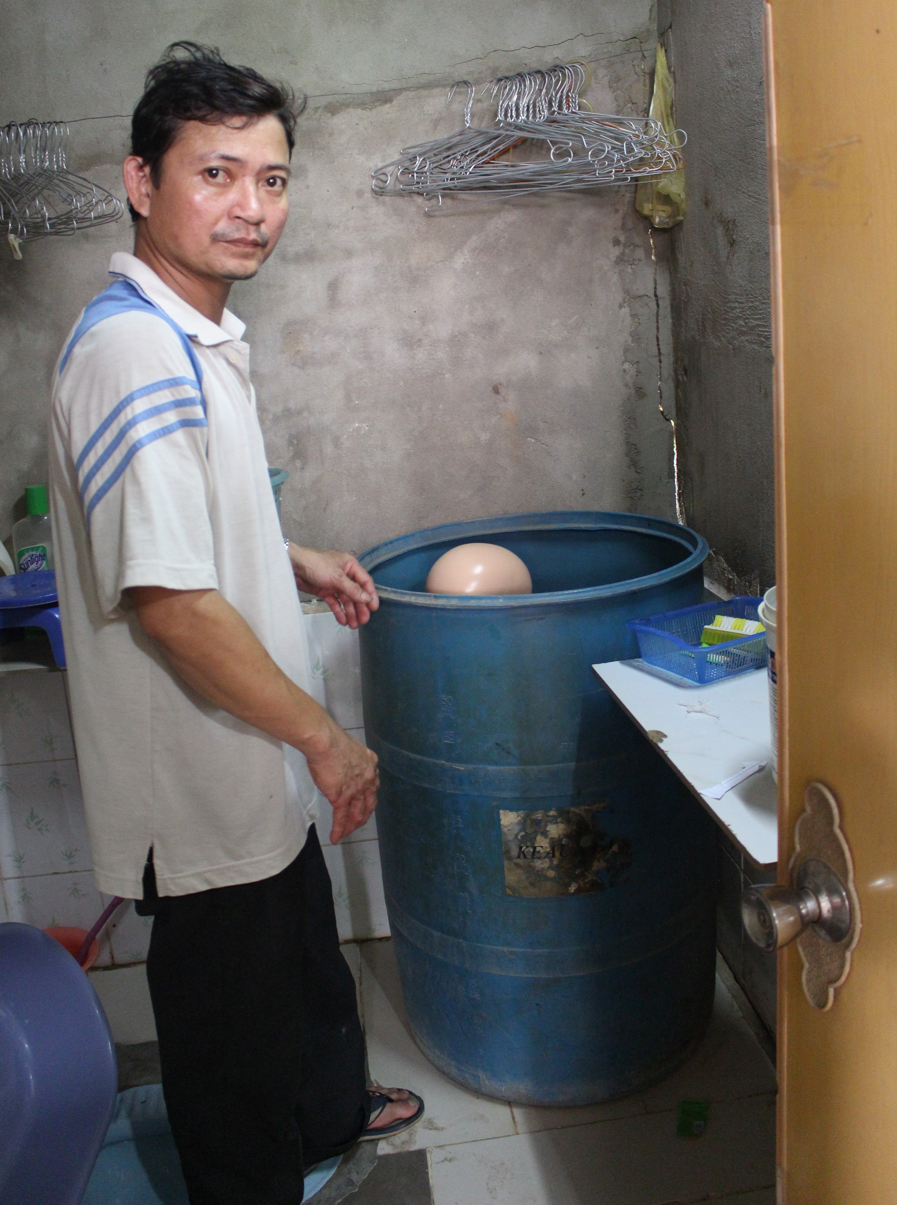 Cơ quan điều tra đưa đối tượng Nghĩa về nhà để thực nghiệm hiện trường.