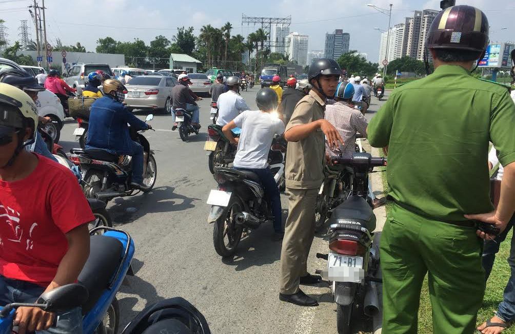 Truy bắt kẻ giả công an cưỡng đoạt tiền của người bán hàng rong - 3 Lực lượng công an, BVDP phường Tân Phong đến hiện trường và tạm giữ chiếc xe máy (BKS 71B) của đối tượng bỏ lại...