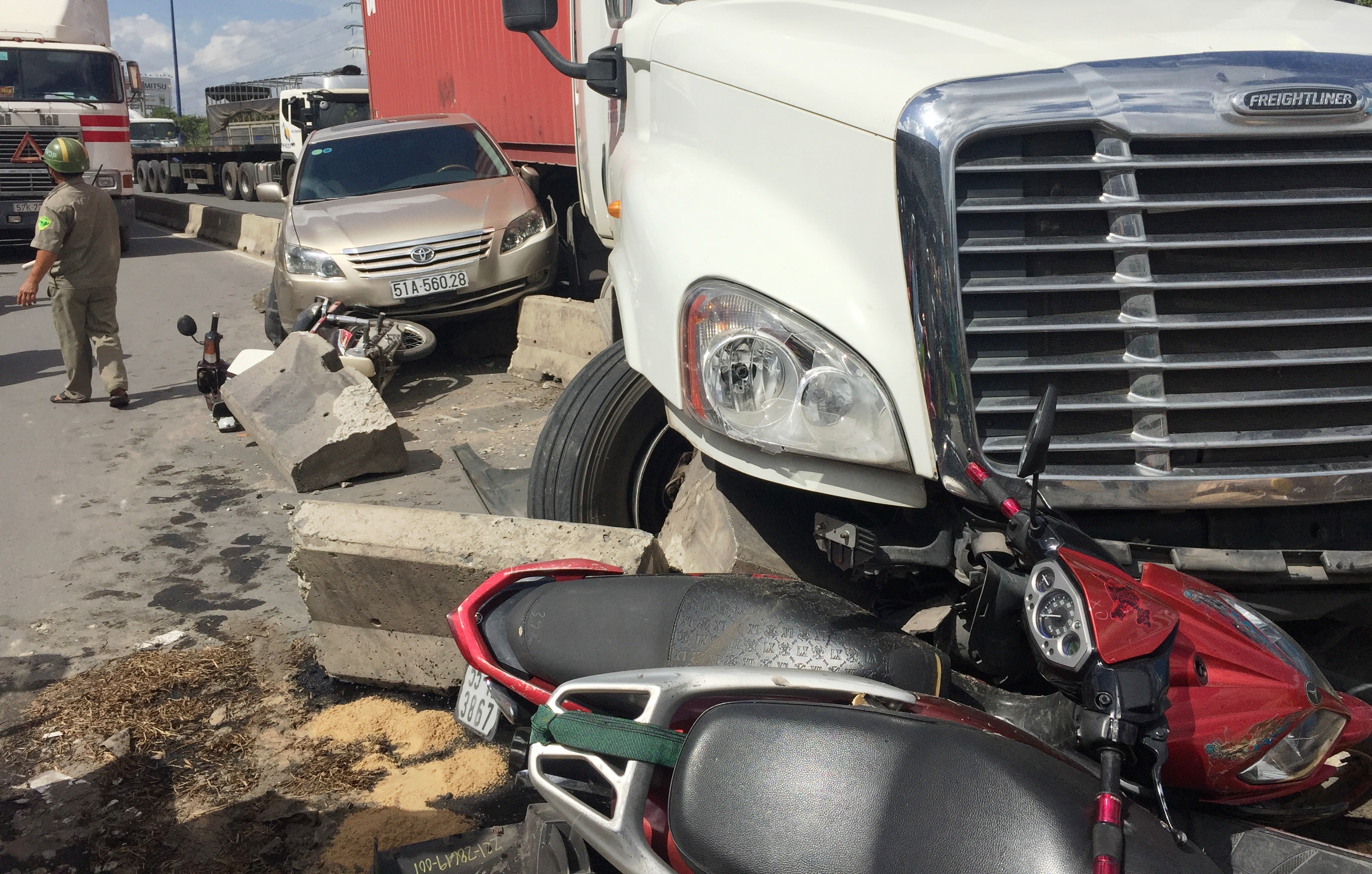 Chiếc xe đầu kéo container được cho là nổ vỏ trước gây tai nạn liên hoàn trên XLHN