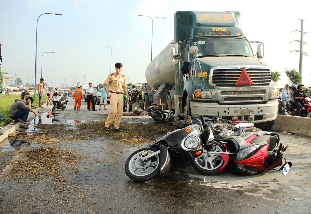 Hiện trường vụ tai nạn xe bồn đâm hàng loạt xe máy cũng tại vị trí nói trên vào sáng 25/12/2015