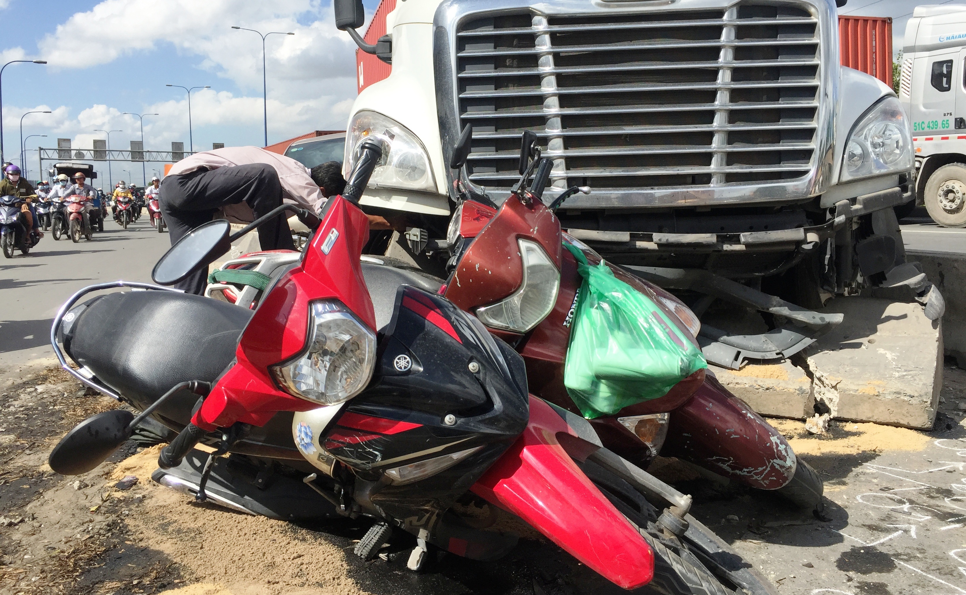 
Hàng loạt xe máy bị cán.
