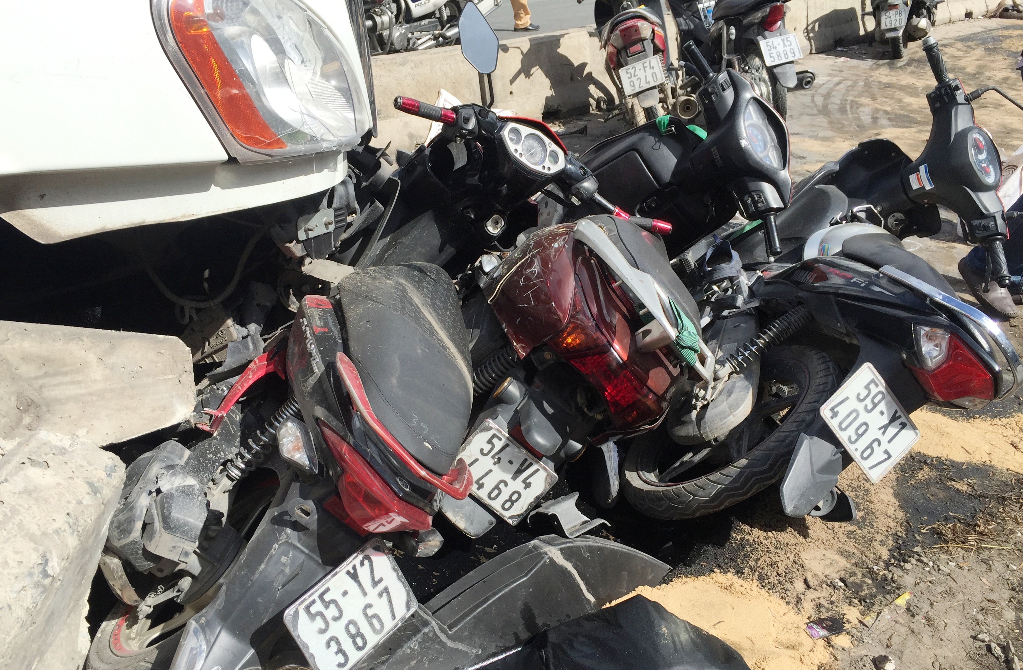 Xe container nổ lốp, tông hàng loạt phương tiện ở cửa ngõ TPHCM - 2