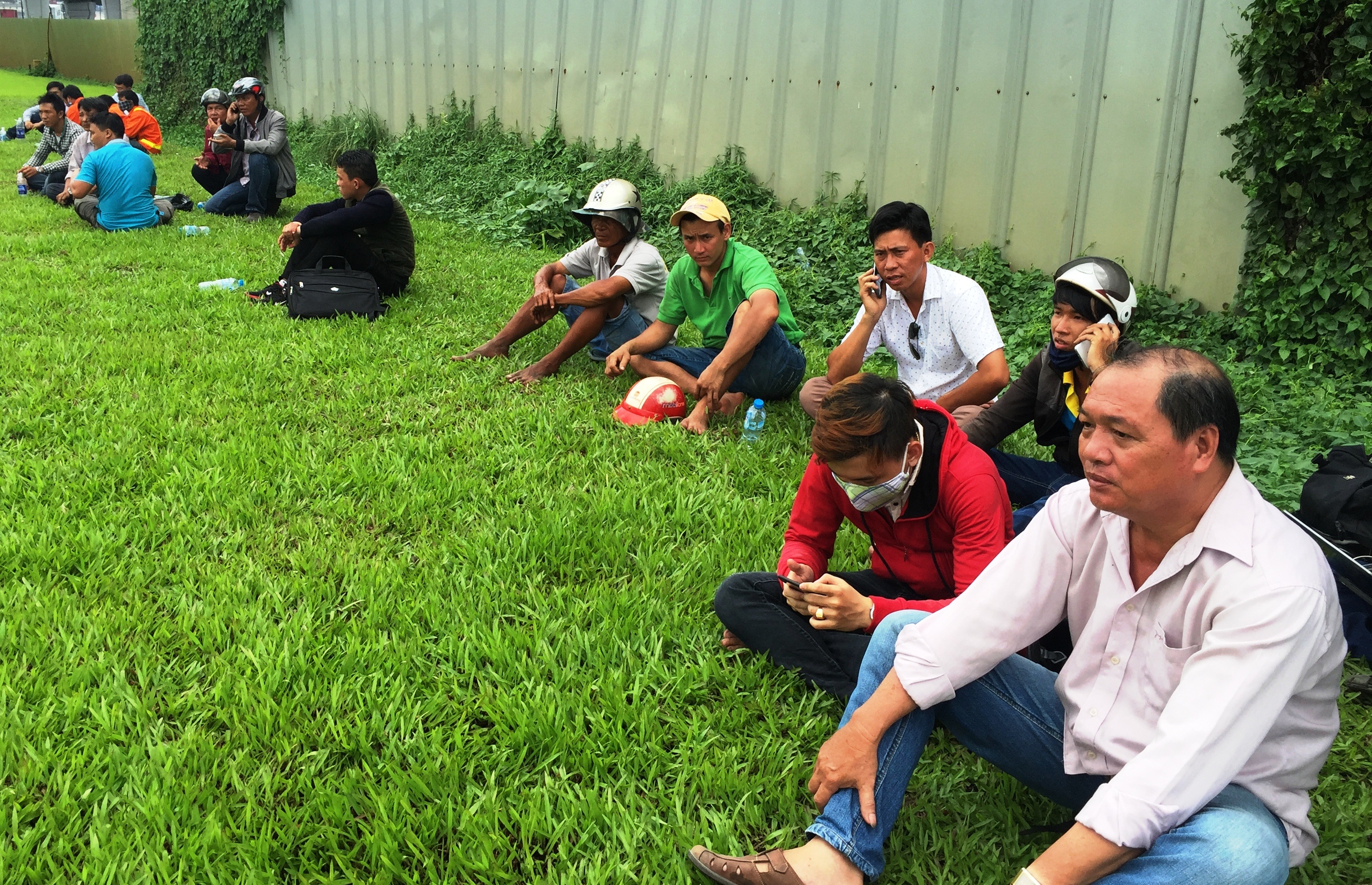 
Nhiều người đi đường một phen thoát chết vẫn còn hết sức bàng hoàng sau tai nạn.
