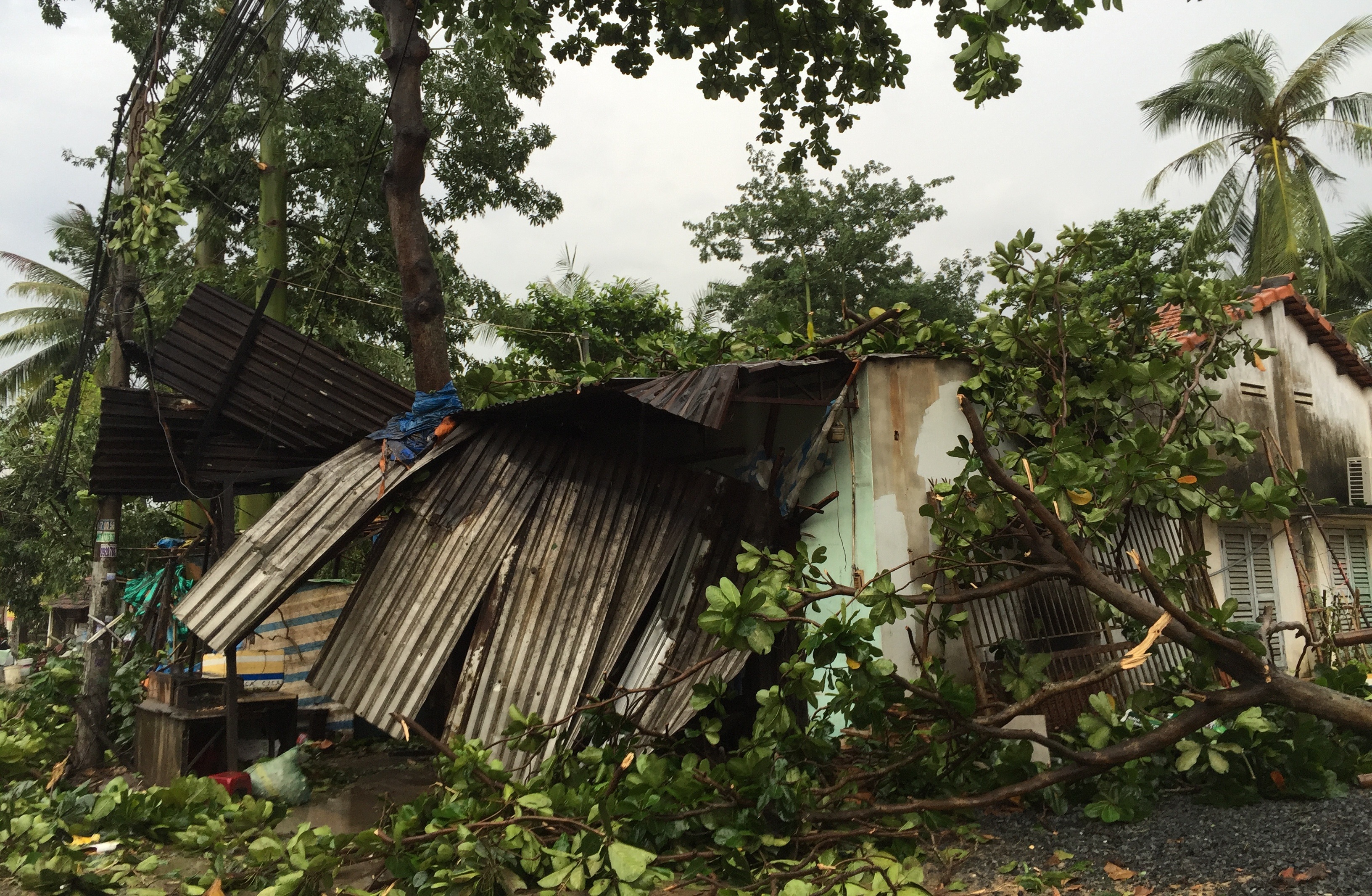 
Cảnh ngổn ngang sau khi cơn giông lốc đi qua.
