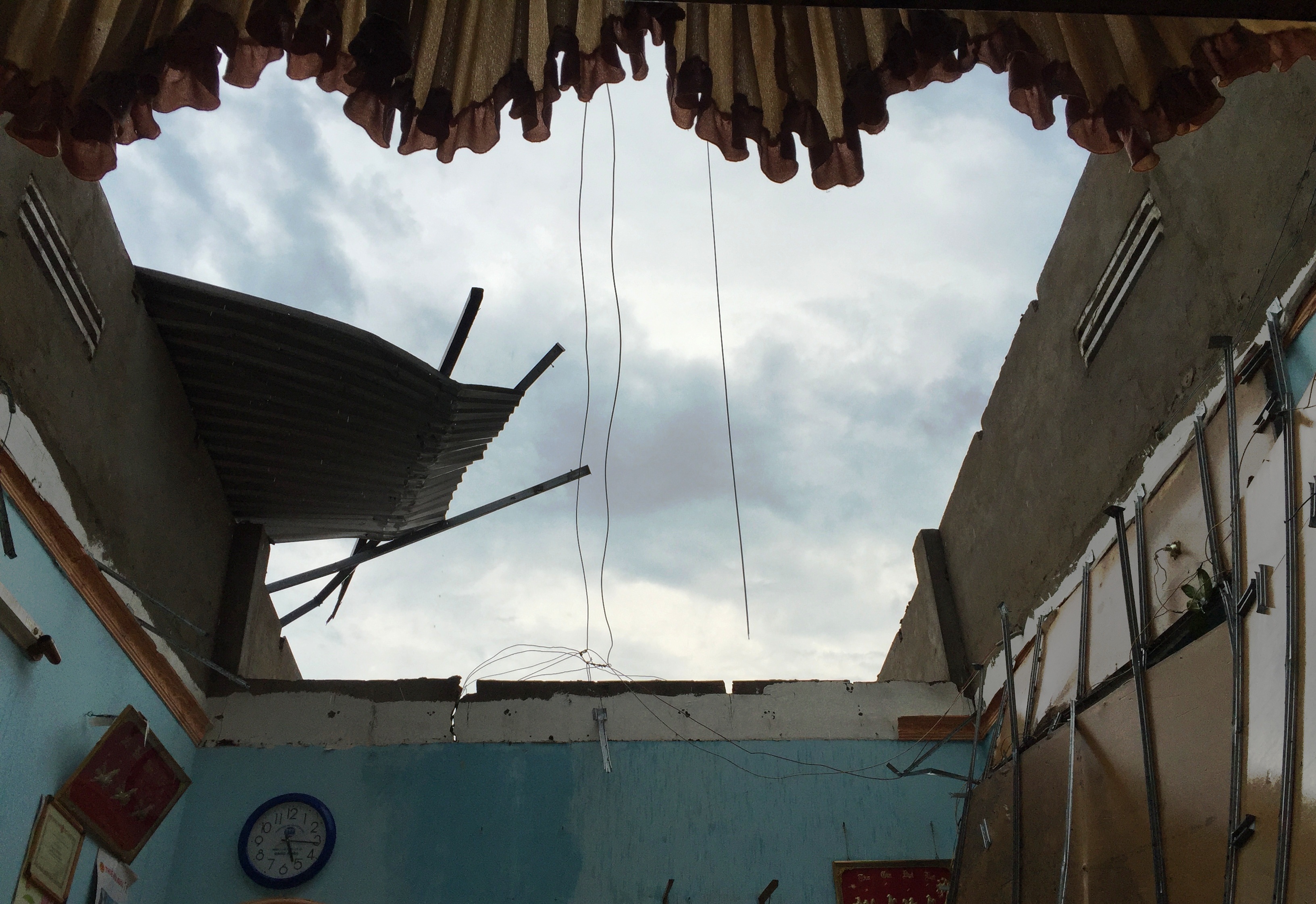 
Hàng trăm nhà dân, công sở, cơ sở kinh doanh, trường học, chợ... bị tốc mái, đổ sập sau cơn giông lốc kinh hoàng.
