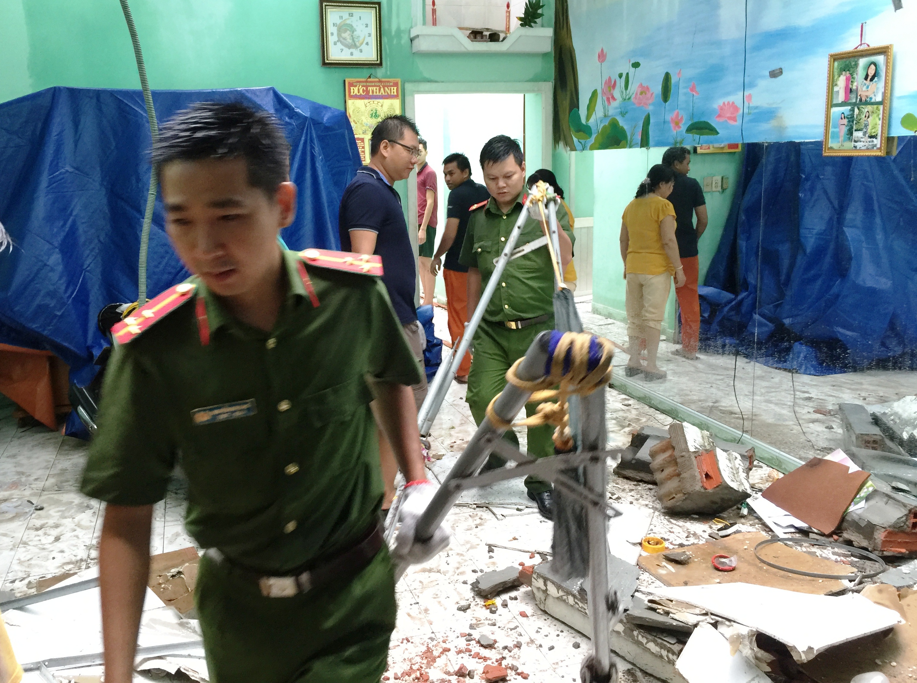 
Lực lượng công an, bộ đội... giúp dân thu dọn tài sản.
