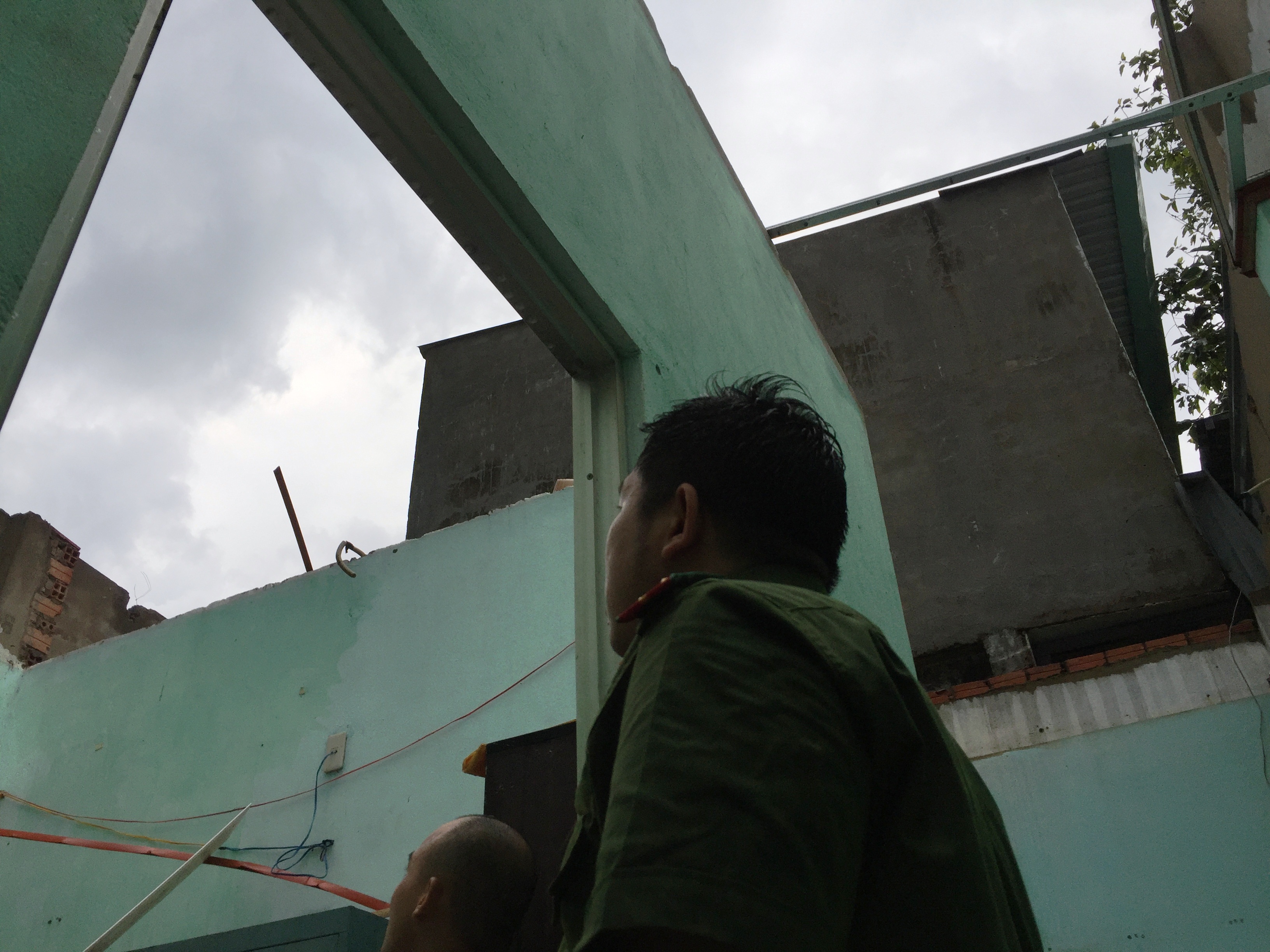 Hàng trăm nhà dân bị tốc mái, đổ sập sau thiên tai bất ngờ chiều 1/8 ở vùng ven Sài Gòn.