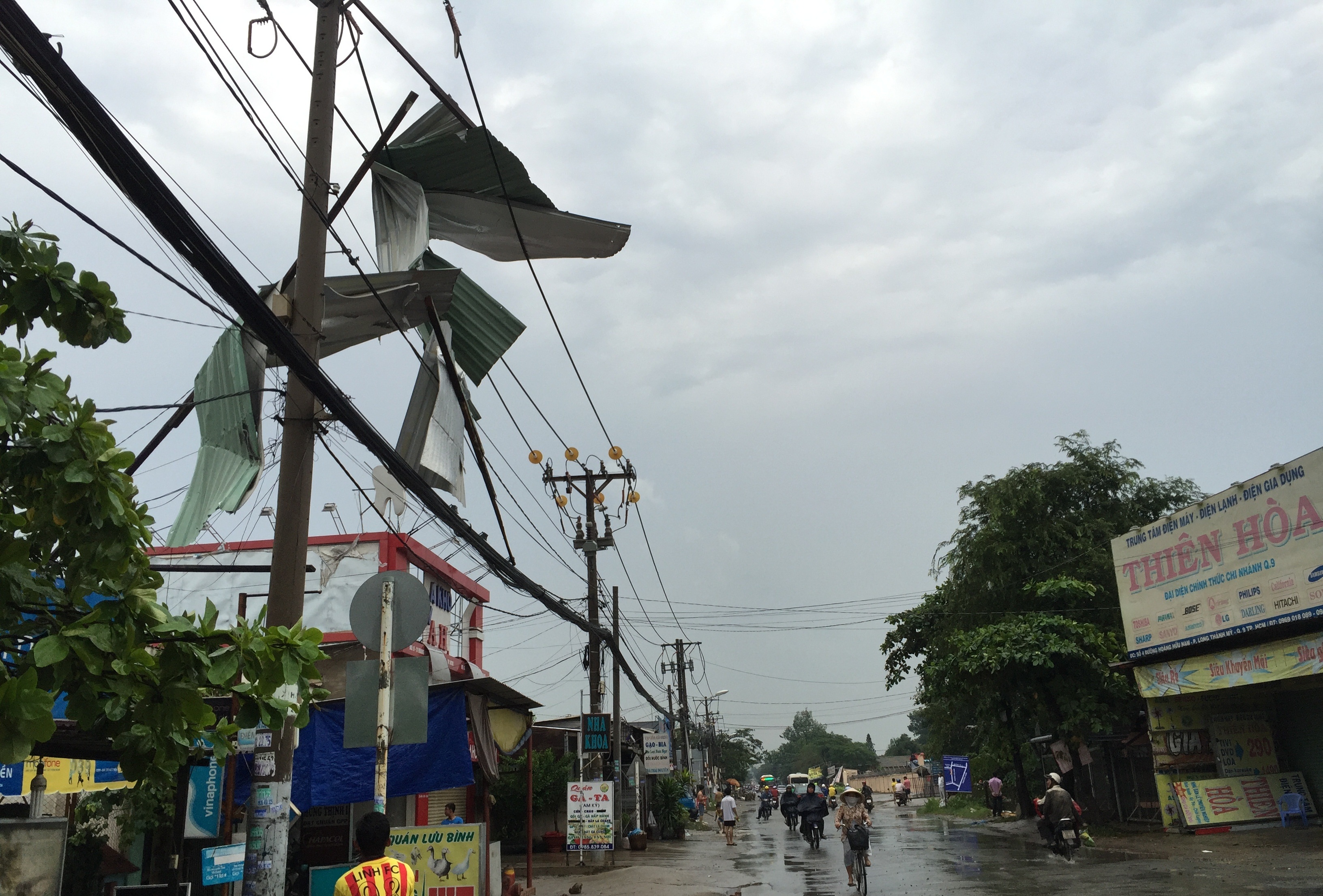 Mái tôn vắt ngang dây điện trên đường Hoàng Hữu Nam, phường Tân Phú.