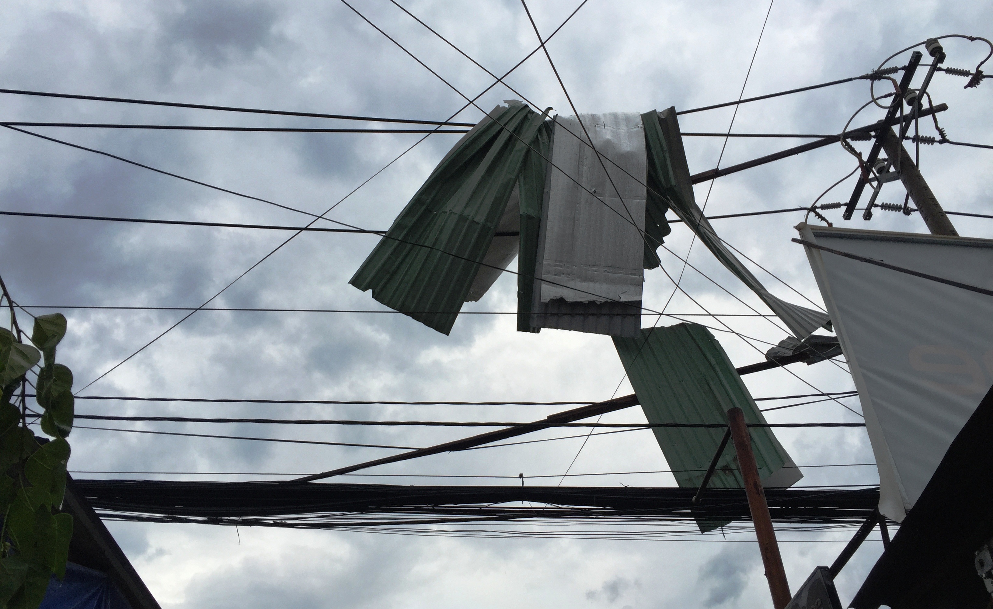 
Mái tôn vắt lên dây điện.
