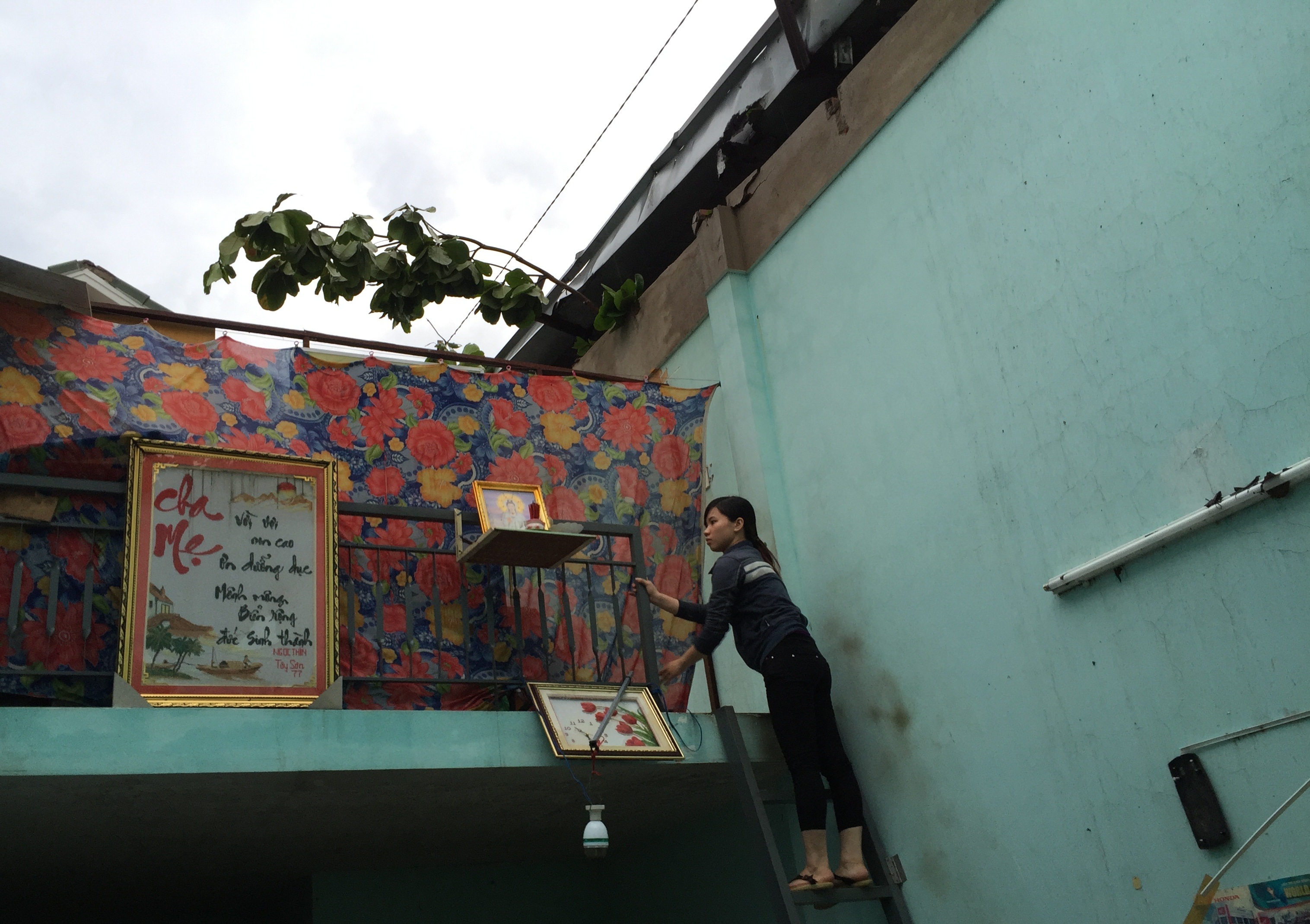 Giông lốc kinh hoàng "tàn phá" vùng ven Sài Gòn - 9