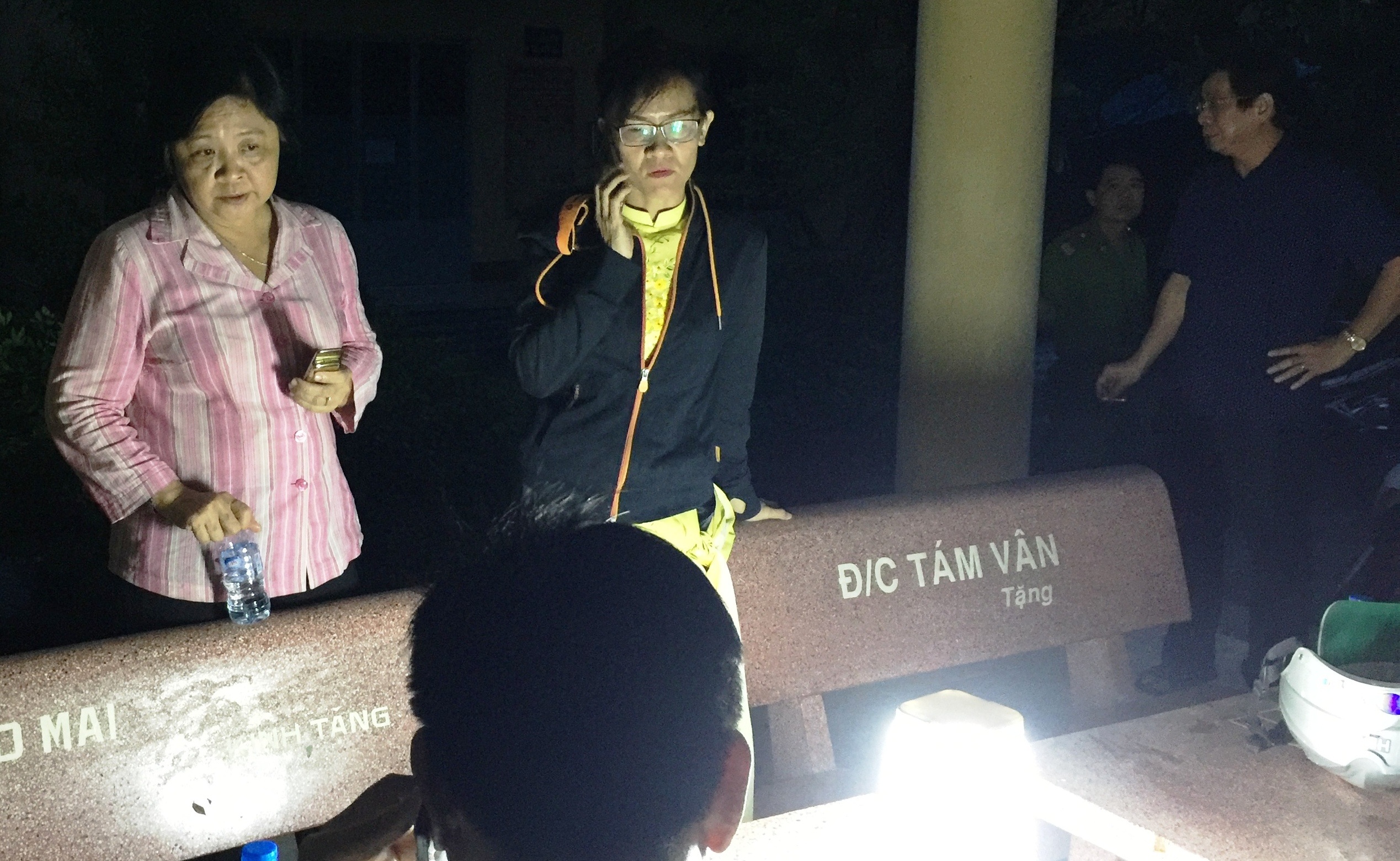 
Ông Nguyễn Hữu Việt, Bí thư Quận uỷ (bìa phải) và bà Đặng Thị Hồng Liên, Chủ tịch UBND quận 9 (bìa trái) trực tiếp có mặt chỉ đạo công tác khắc phục hậu quả, lo cho người dân bị ảnh hưởng thiên tai vào tối 1/8.
