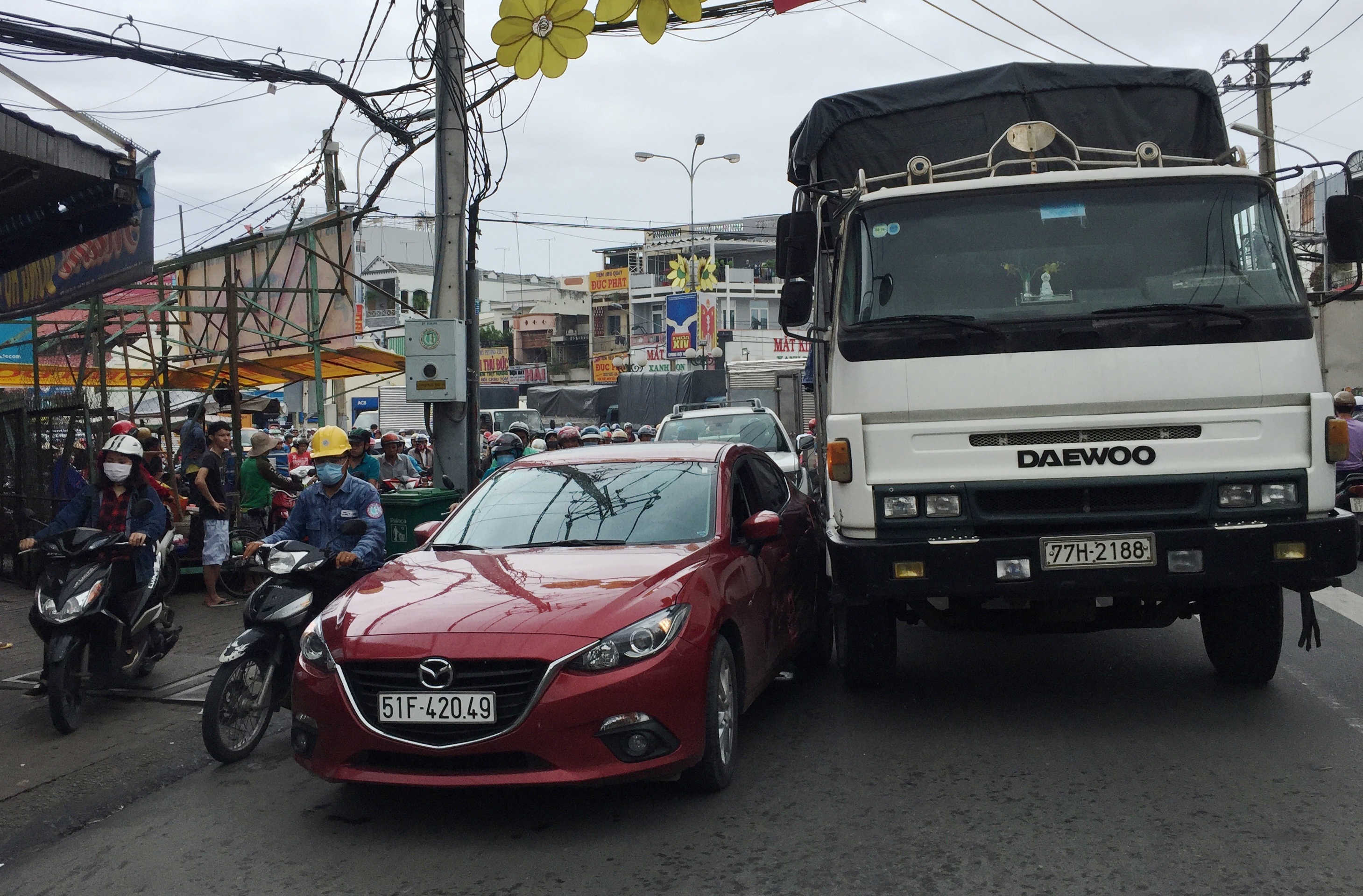 Chiếc xe tải và ô tô du lịch nằm giữa đường sau vụ van chạm...
