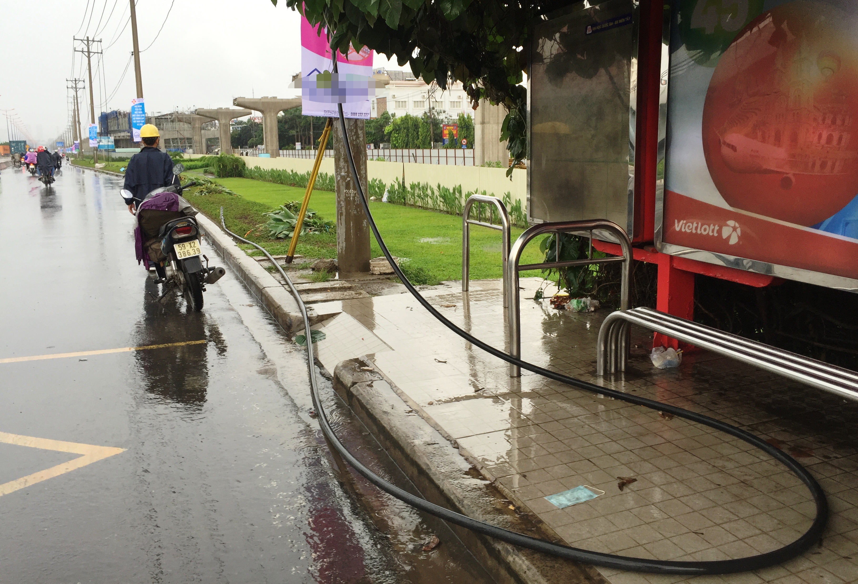 Nhân viên điện lực Thủ Đức có mặt khắc phục sự cố.