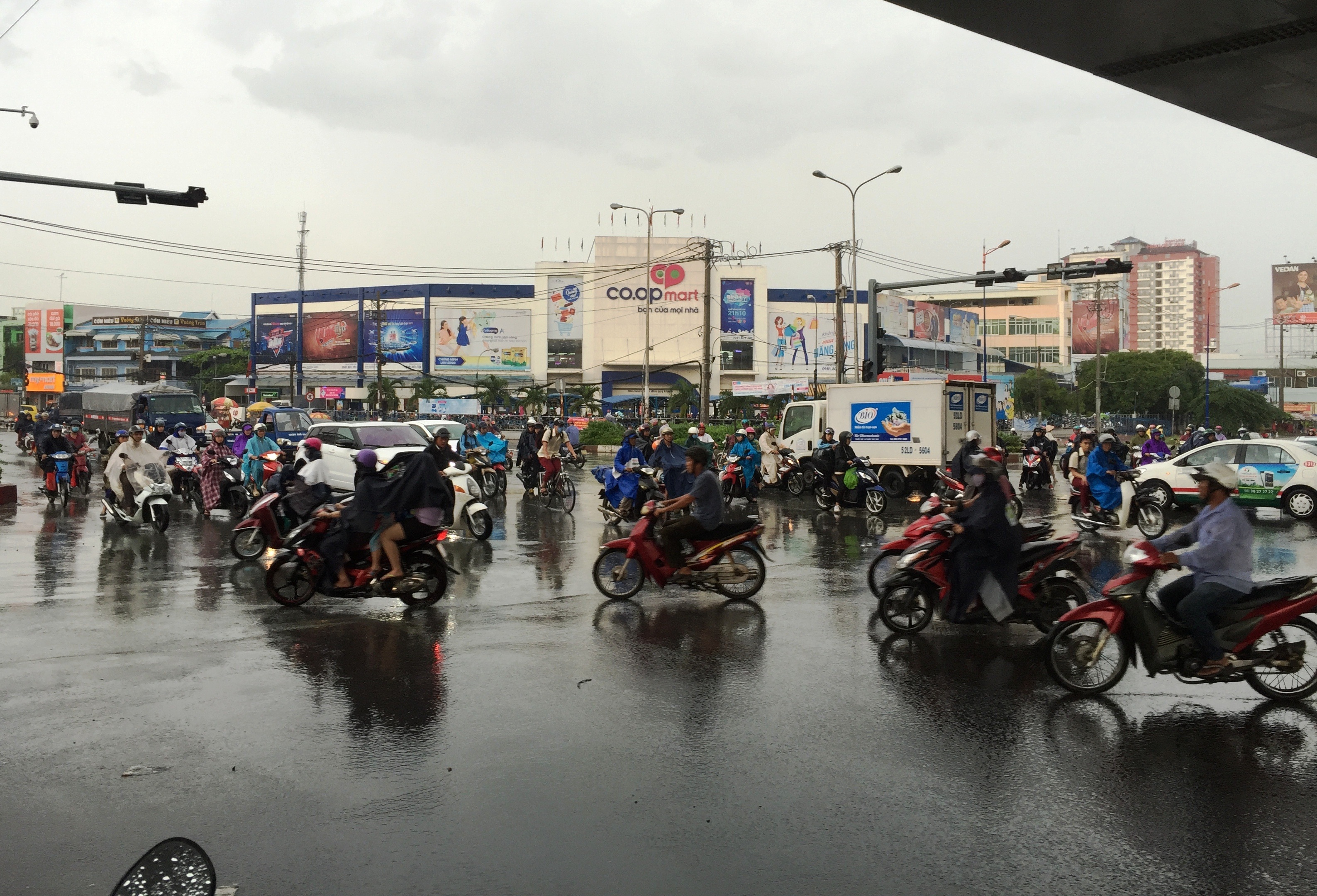 Đèn tín hiệu tại ngã tư Thủ Đức bị mất gây lộn xộn về giao thông.