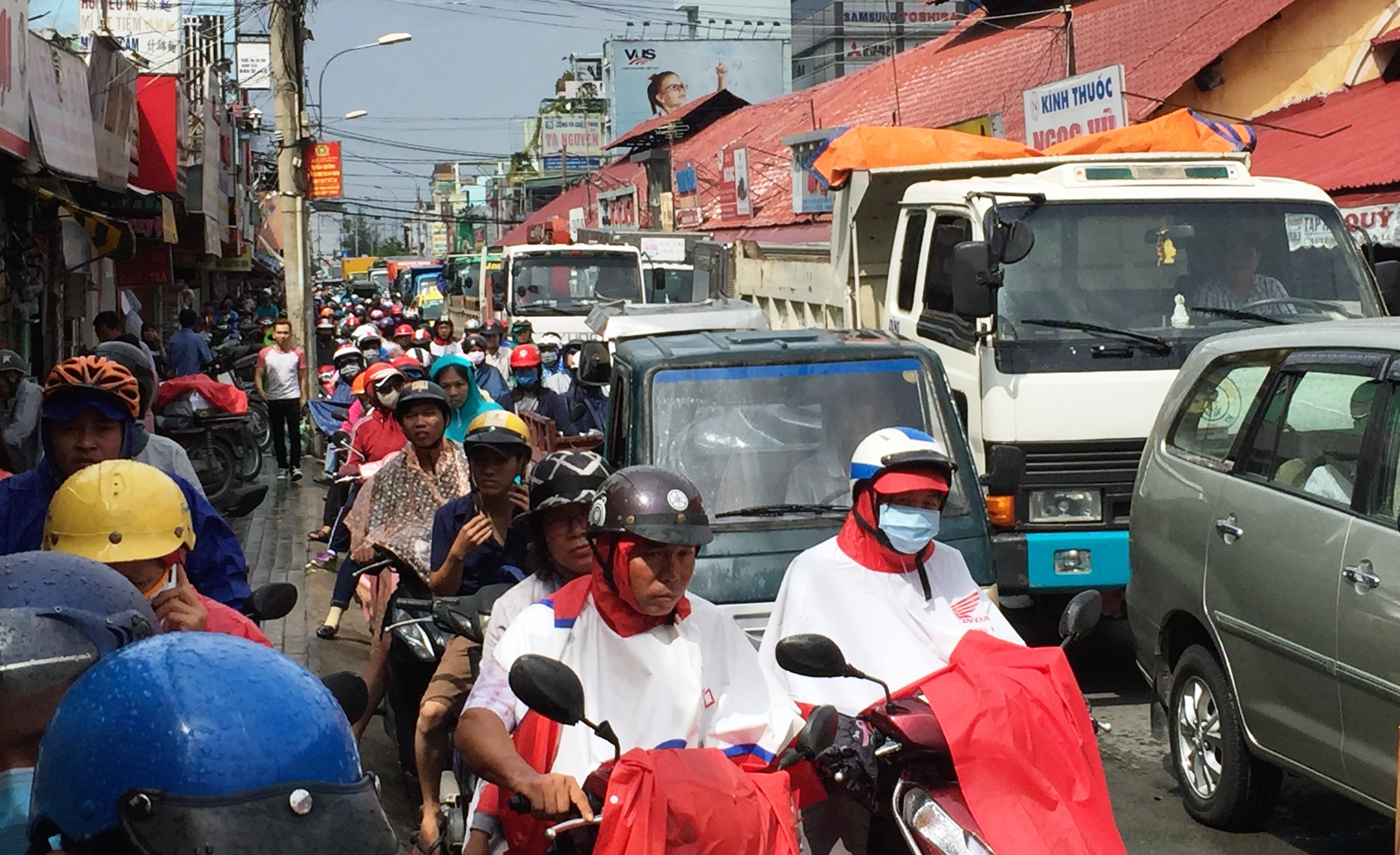 5 ô tô "dính nhau", đại lộ kẹt cứng - 7