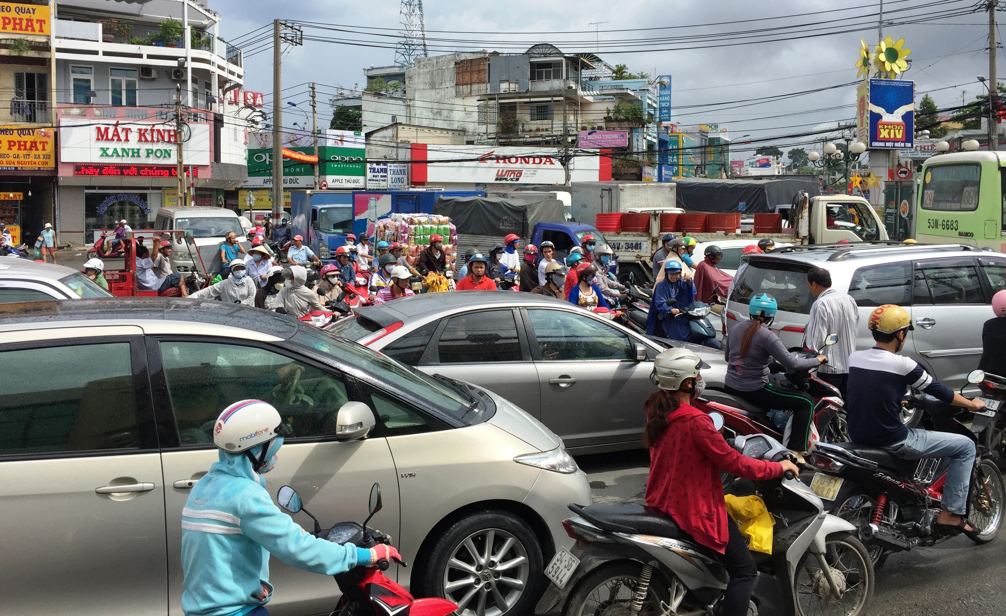 5 ô tô "dính nhau", đại lộ kẹt cứng - 5