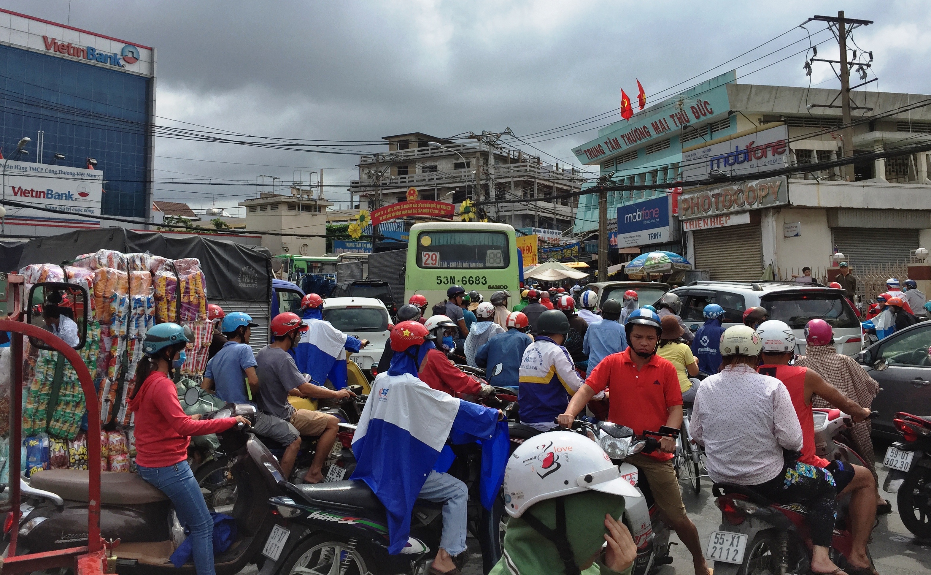 5 ô tô "dính nhau", đại lộ kẹt cứng - 6