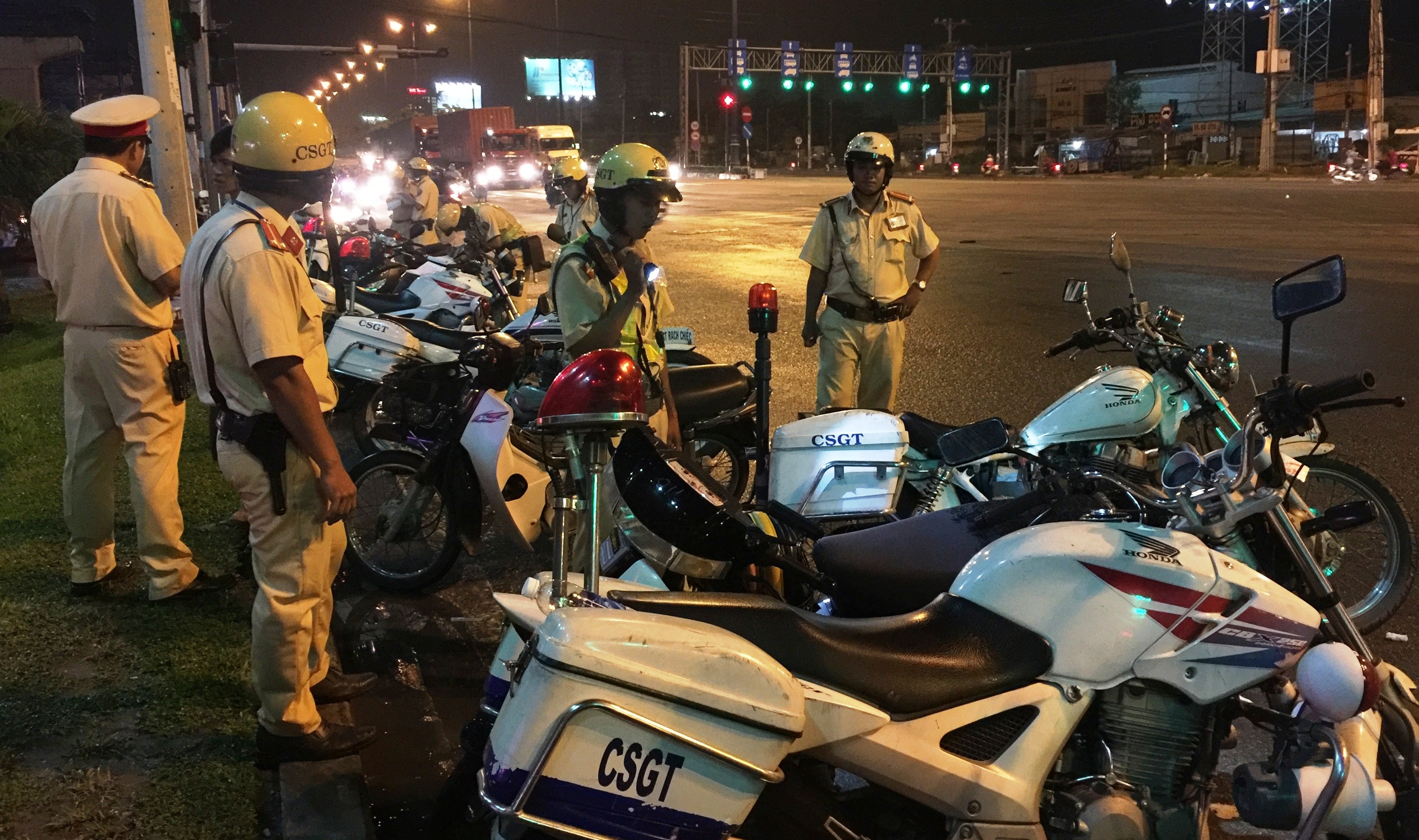 Lực lượng CSGT cửa ngõ Sài Gòn liên tiếp tham gia trấn áp tội phạm