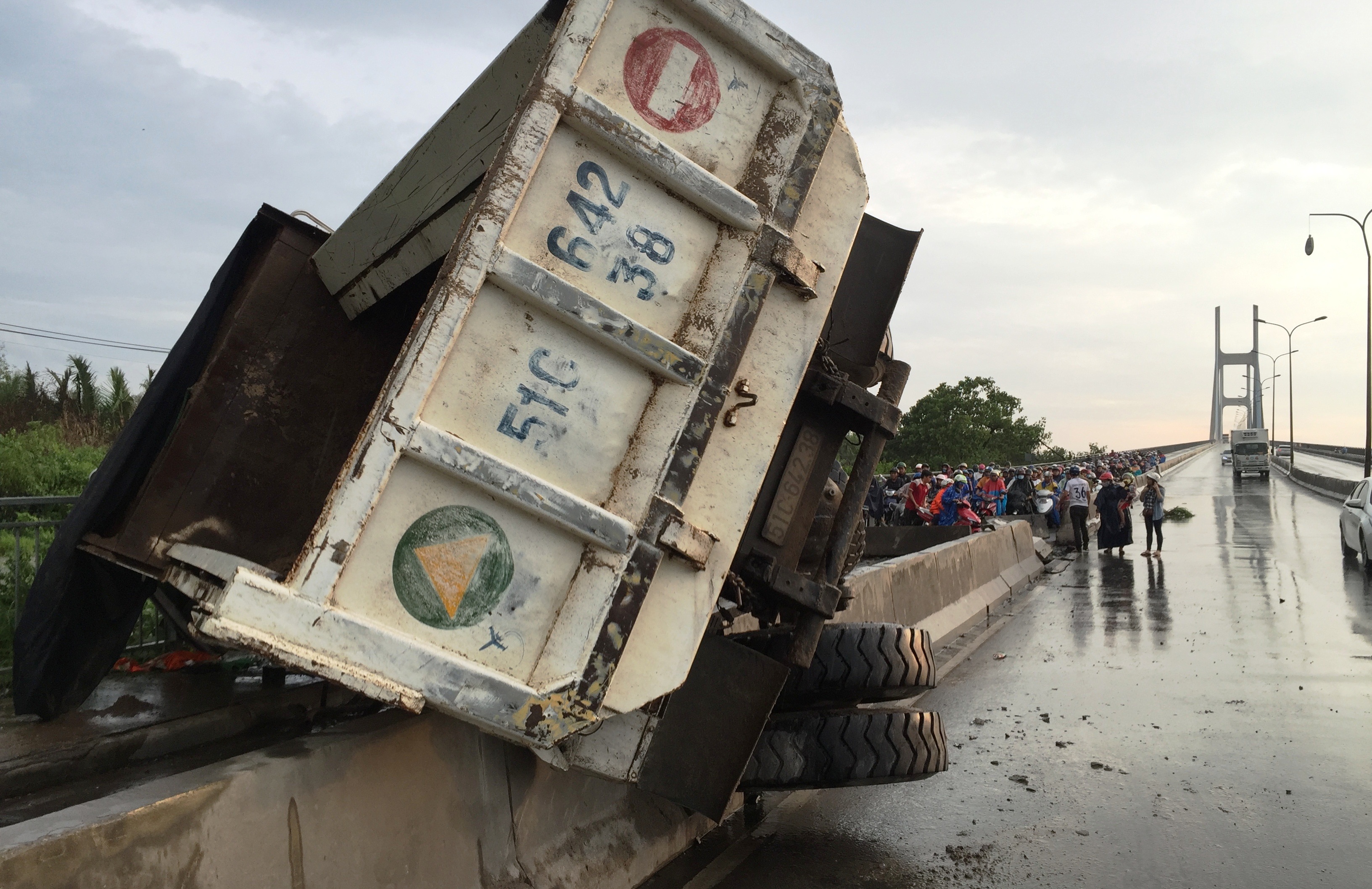 Dân bất an vì hàng loạt vụ lật xe trên cầu Phú Mỹ - 6