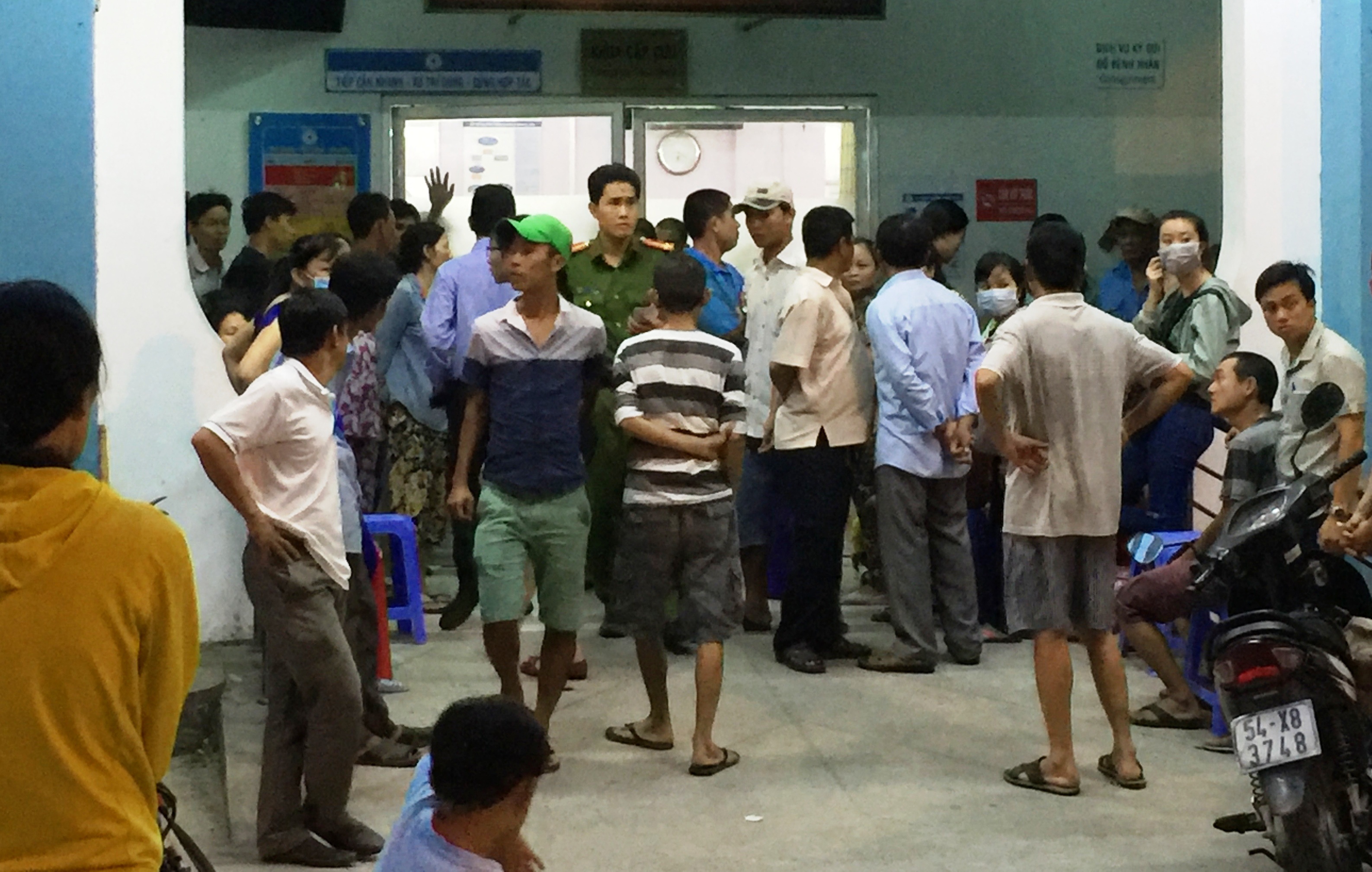 Rất đông người thân suốt nhiều tiếng đồng hồ đứng chờ trước Khoa cấp cứu BV quận Thủ Đức để cầu mong các bác sĩ cứu sống bé V.