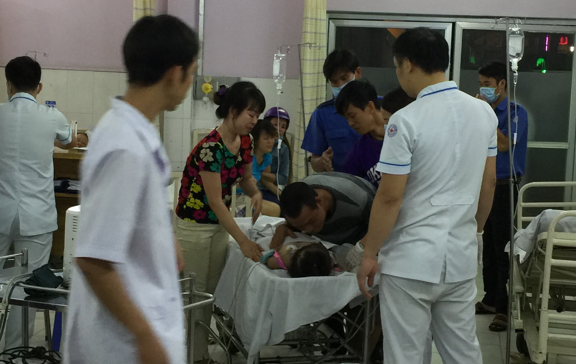 Người cha đau đớn hôn đứa con thân yêu của mình lần cuối khiến ai chứng kiến cũng nghẹn ngào...