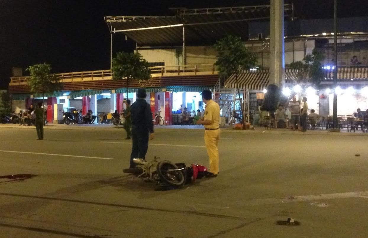 Nhiều quán nhậu vẫn còn nhộn nhịp ngay cạnh hiện trường vụ tai nạn trên địa lộ Phạm Văn Đồng dù thời điểm đã hơn 1 giờ sáng.