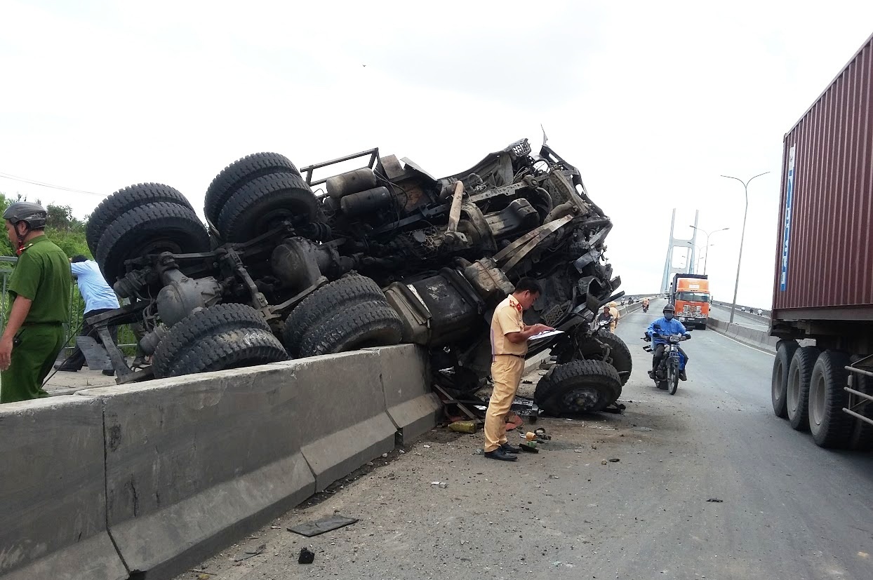 Dân bất an vì hàng loạt vụ lật xe trên cầu Phú Mỹ - 1 Dân bất an vì hàng loạt vụ lật xe trên cầu Phú Mỹ - 1