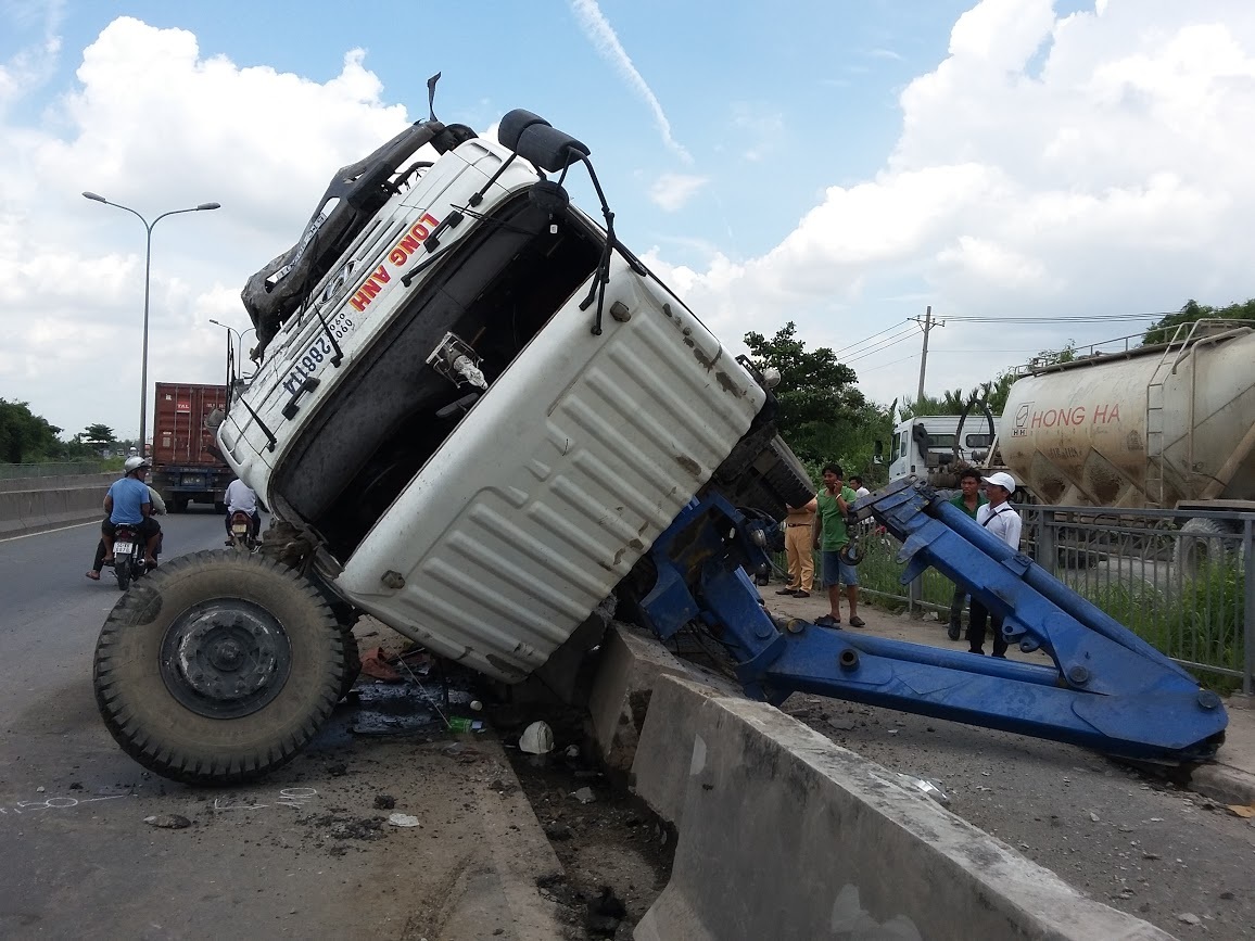 Dân bất an vì hàng loạt vụ lật xe trên cầu Phú Mỹ - 2 Hiện trường xe tải lật trên cầu Phú Mỹ trưa 23/8