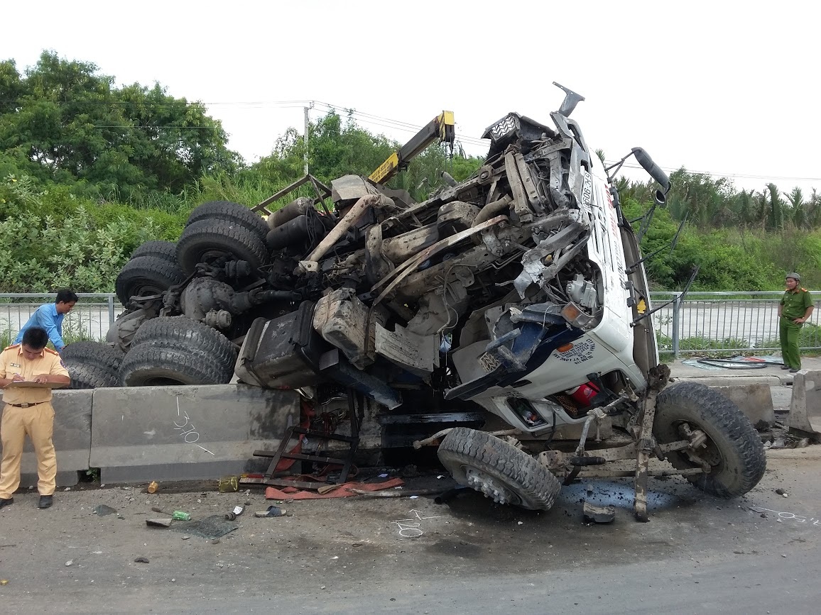 Dân bất an vì hàng loạt vụ lật xe trên cầu Phú Mỹ - 4 Toàn bộ chiếc xe bị bẹp dúm, biến dạng hoàn toàn.