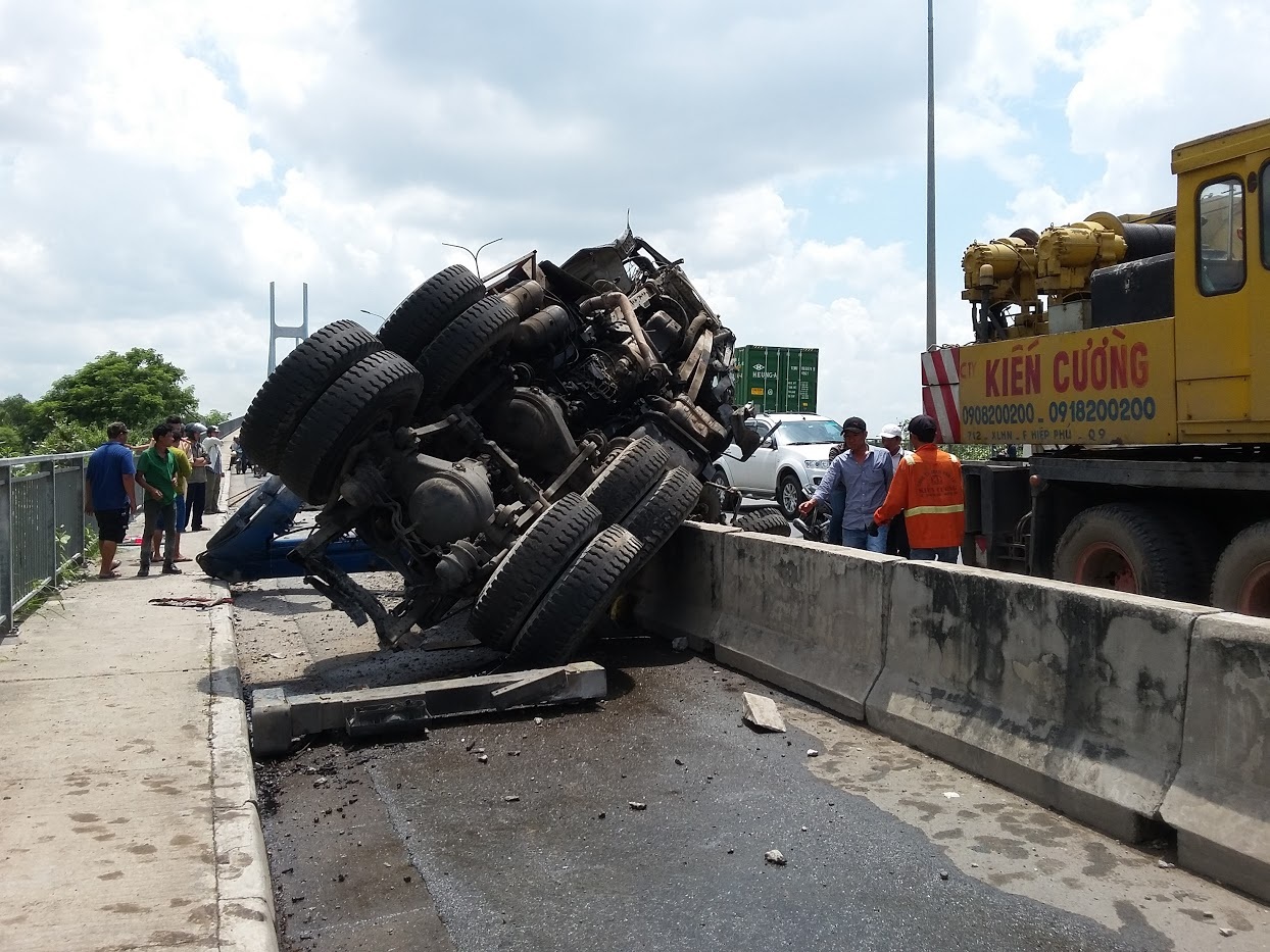Dân bất an vì hàng loạt vụ lật xe trên cầu Phú Mỹ - 3 Chiếc xe tải lao sang trái tông hàng loạt dải phân cách rồi lật nhào.