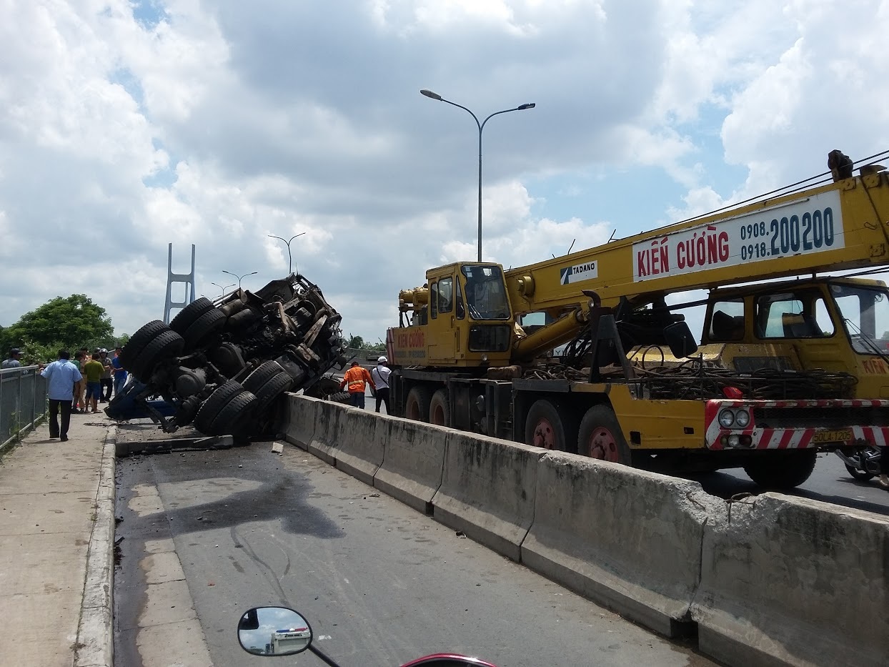 Dân bất an vì hàng loạt vụ lật xe trên cầu Phú Mỹ - 5 Xe cứu hộ đến di dời chiếc xe gặp nạn.