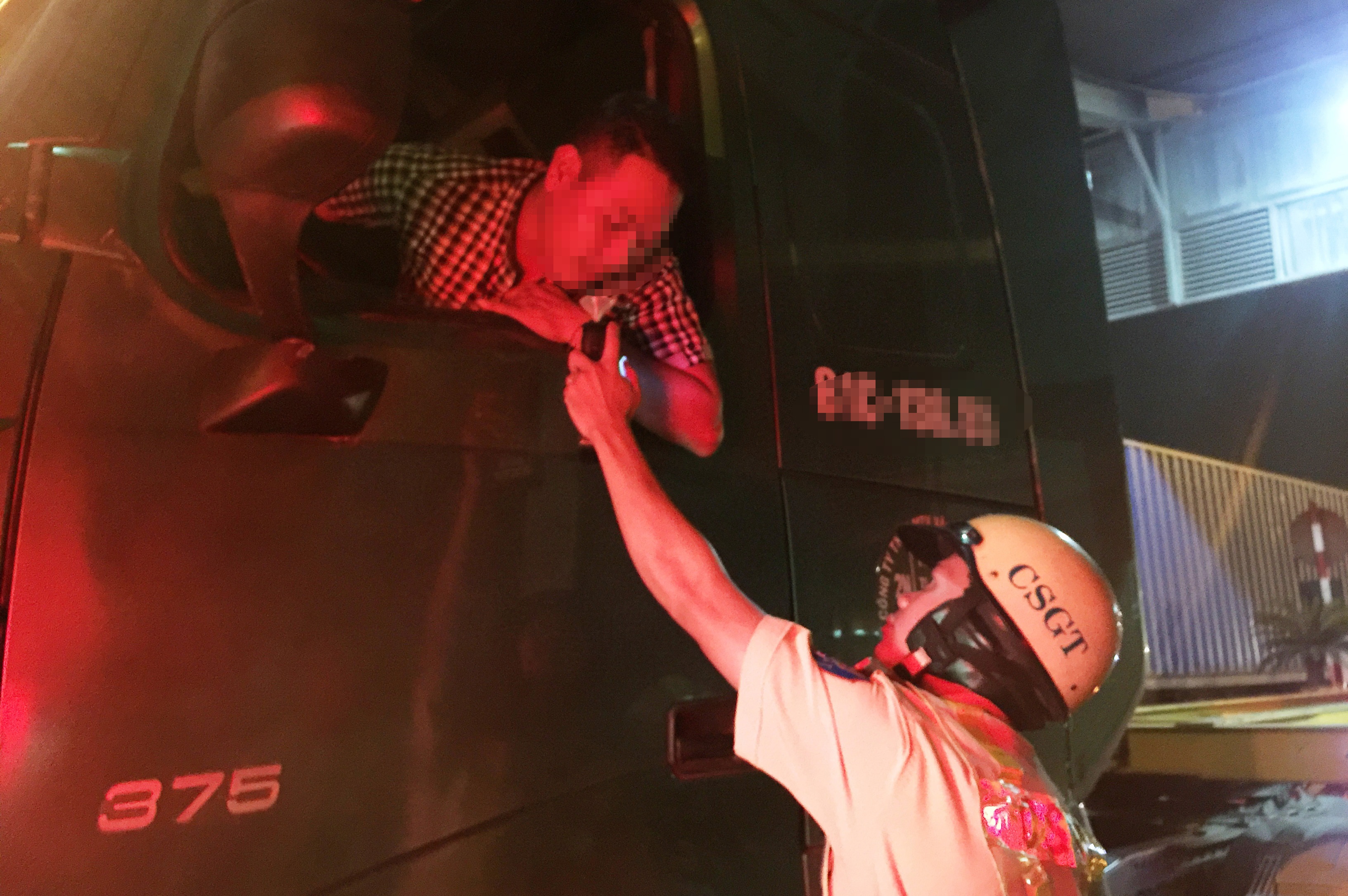 
CSGT đề nghị các tài xế hợp tác thổi vào máy đo nồng độ cồn để kiểm tra.
