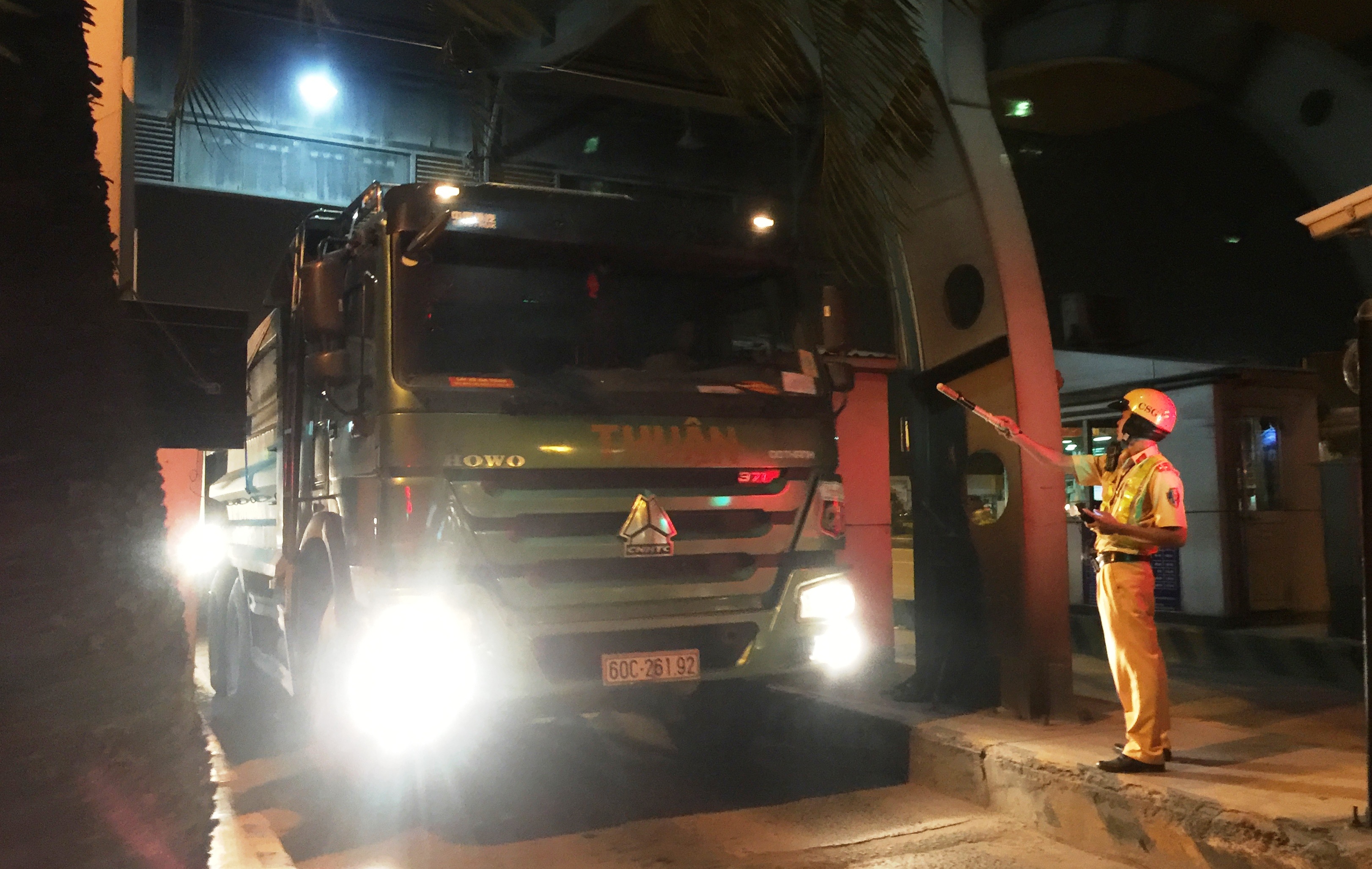 Lực lượng CSGT được bố trí tại khu vực trạm thu phí XLHN...