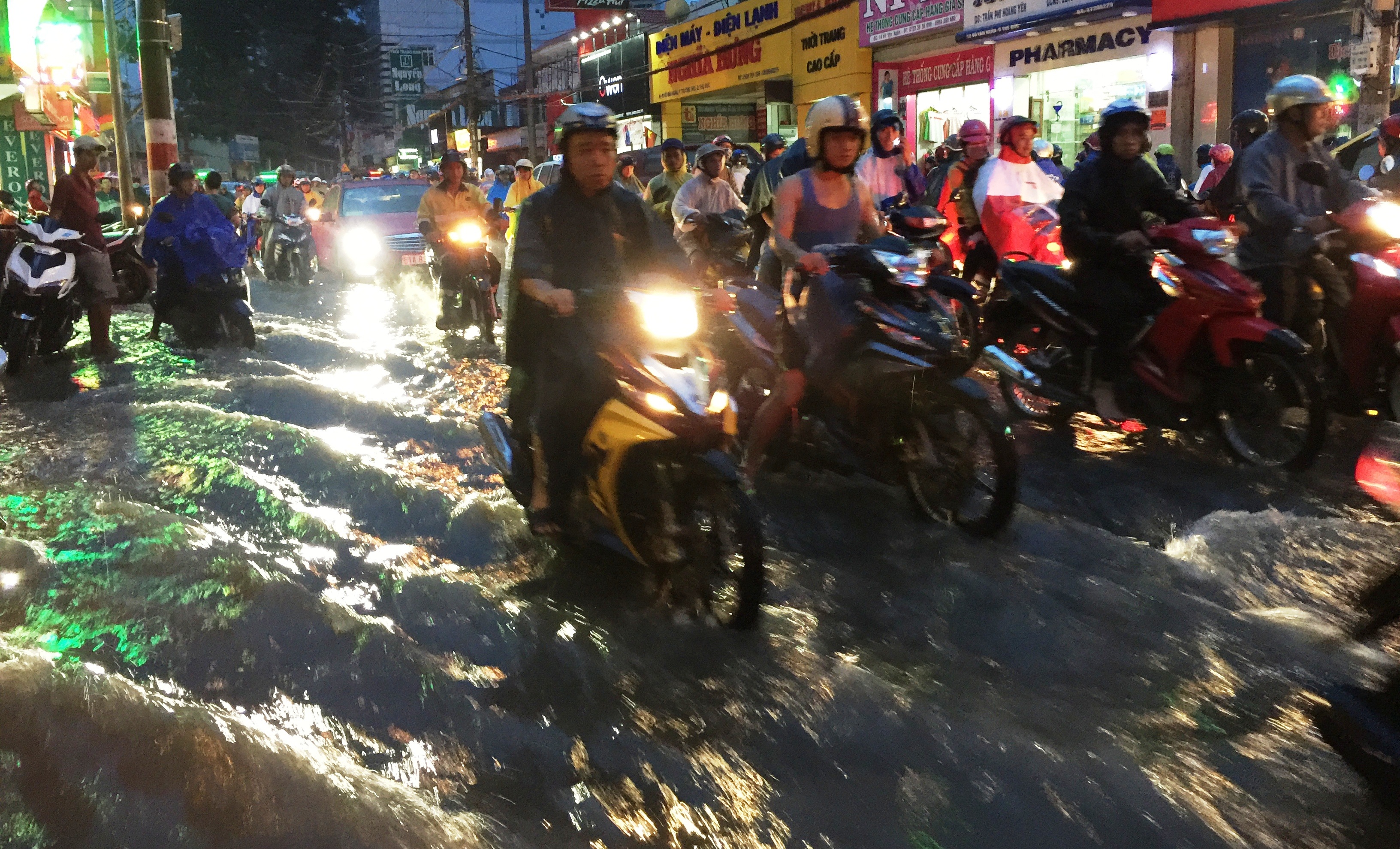Nước chảy cuồn cuồn trên đường Võ Văn Ngân, quận Thủ Đức.