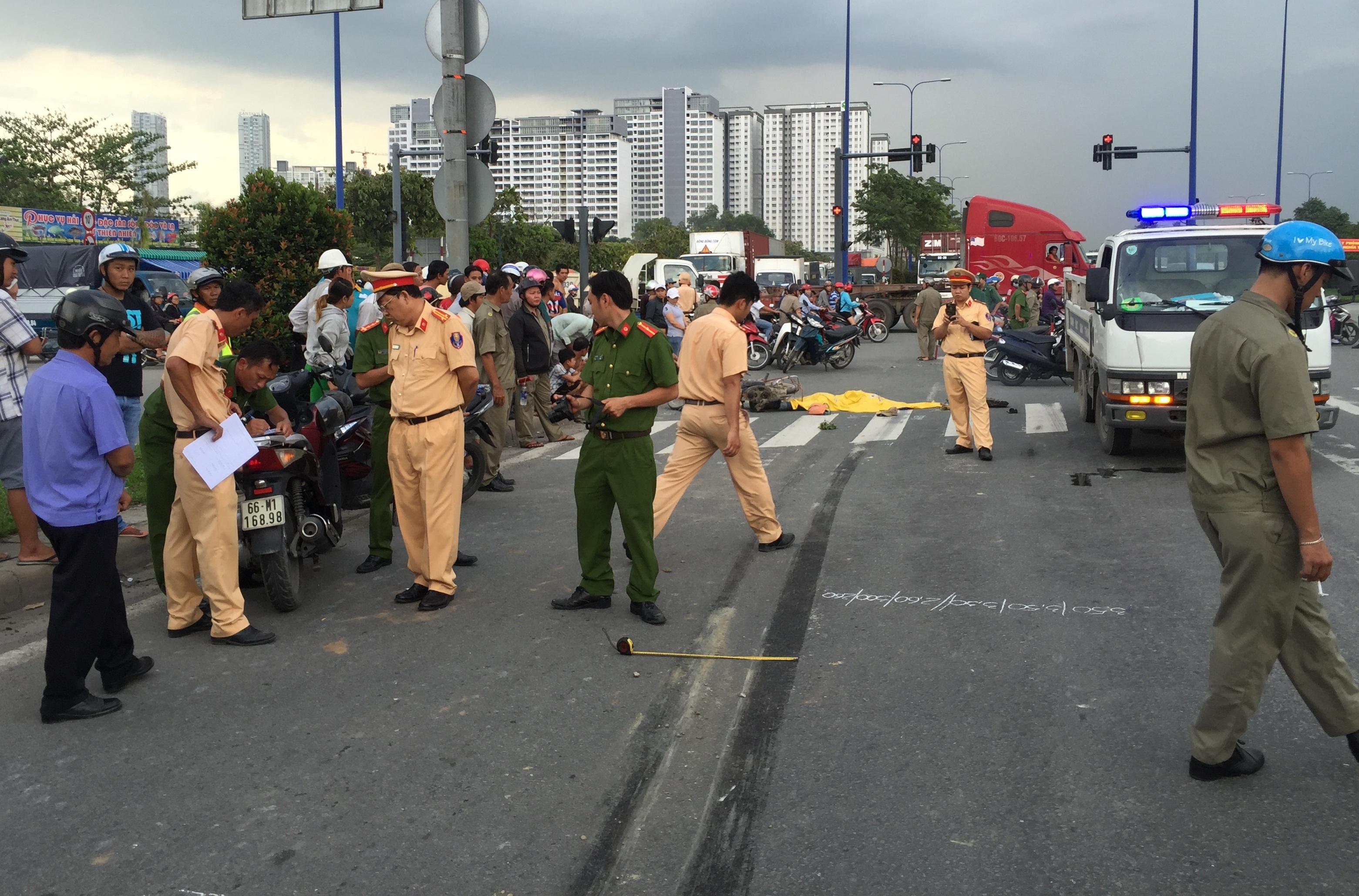 Lực lượng công an đang tiến hành khám nghiệm hiện trường vụ tai nạn.