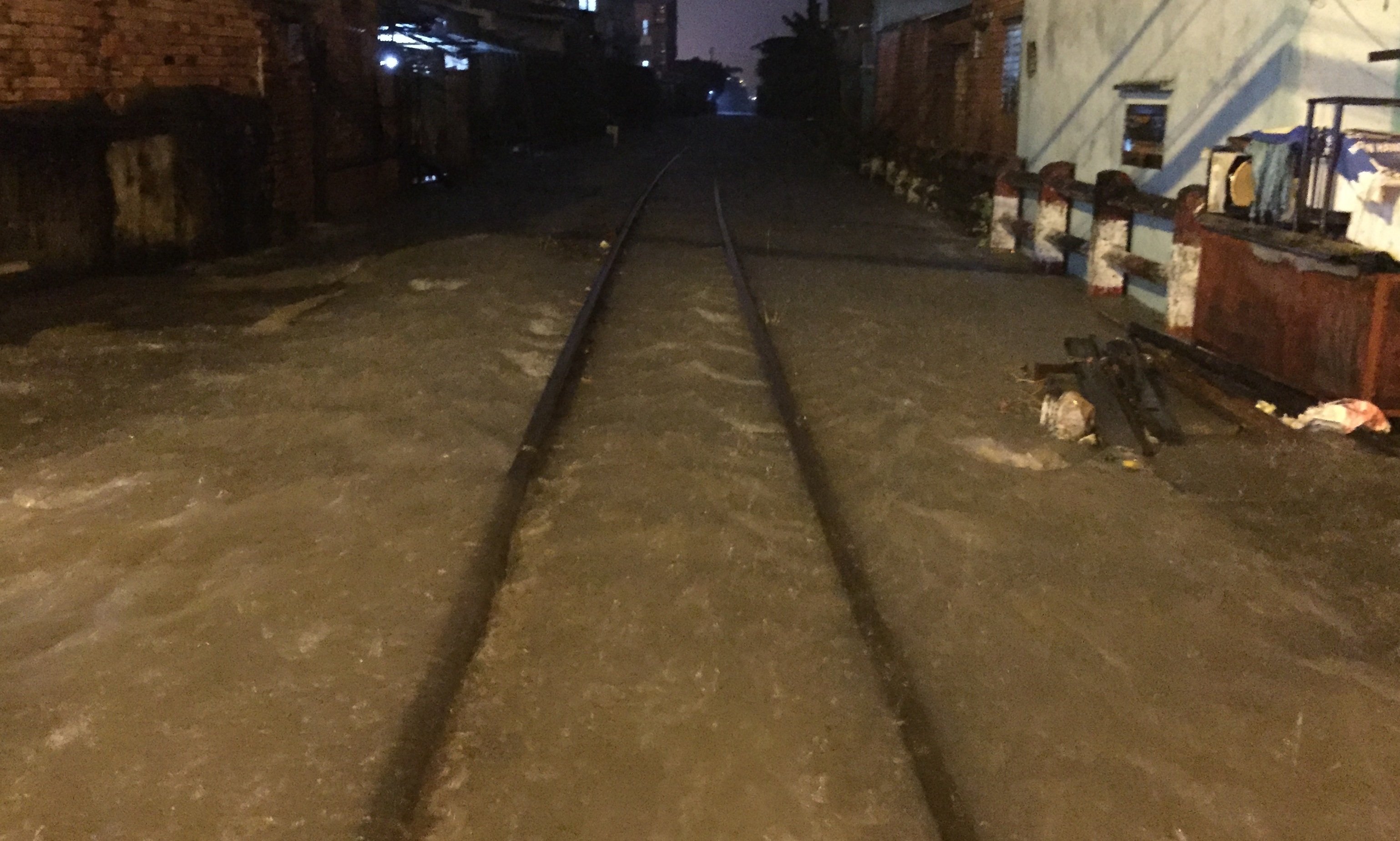 Nước ngập khiến đường sắt tê liệt