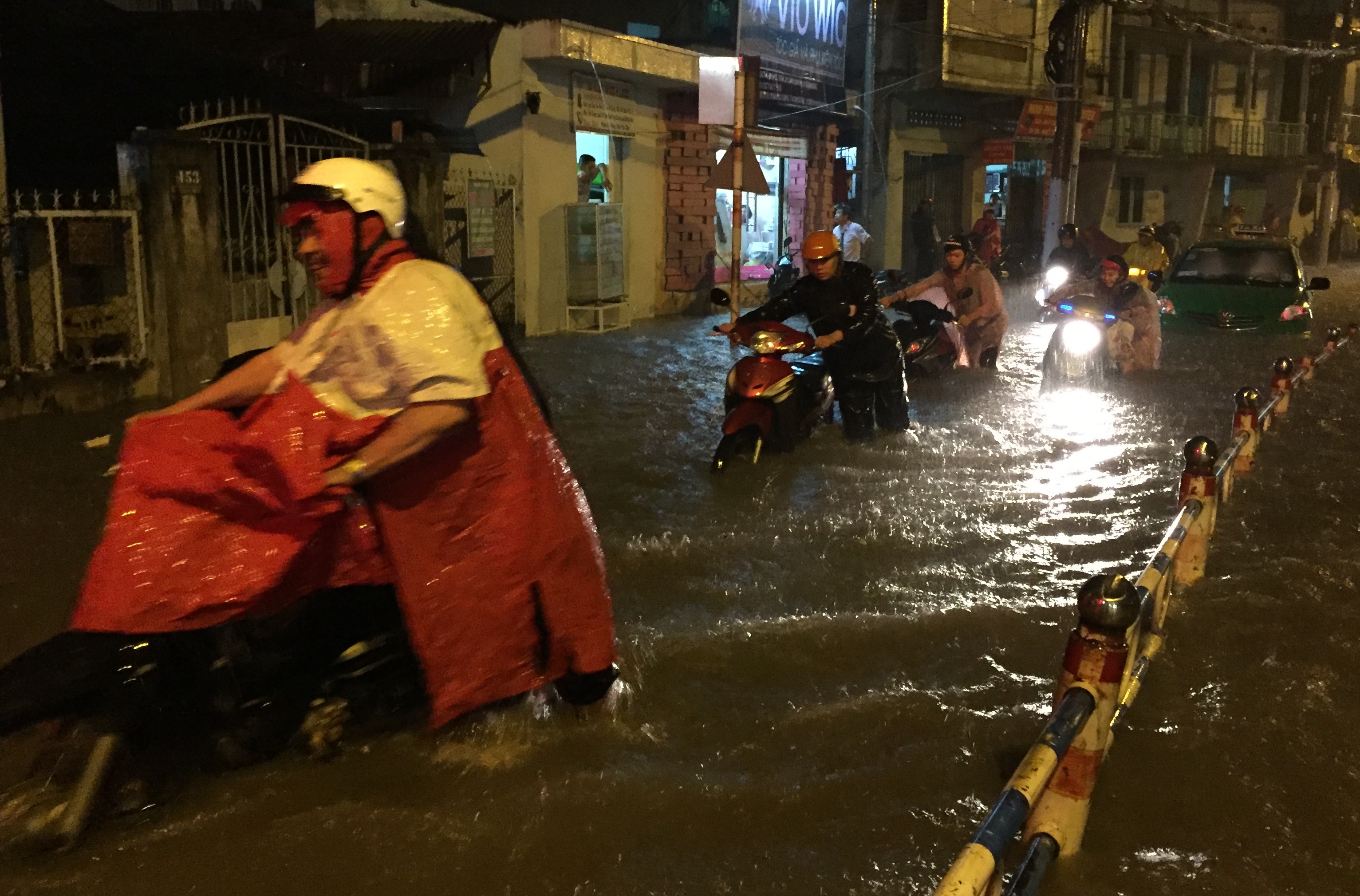 Đường phố Sài Gòn ngập khủng khiếp, dân "không thấy đường" về nhà - 13