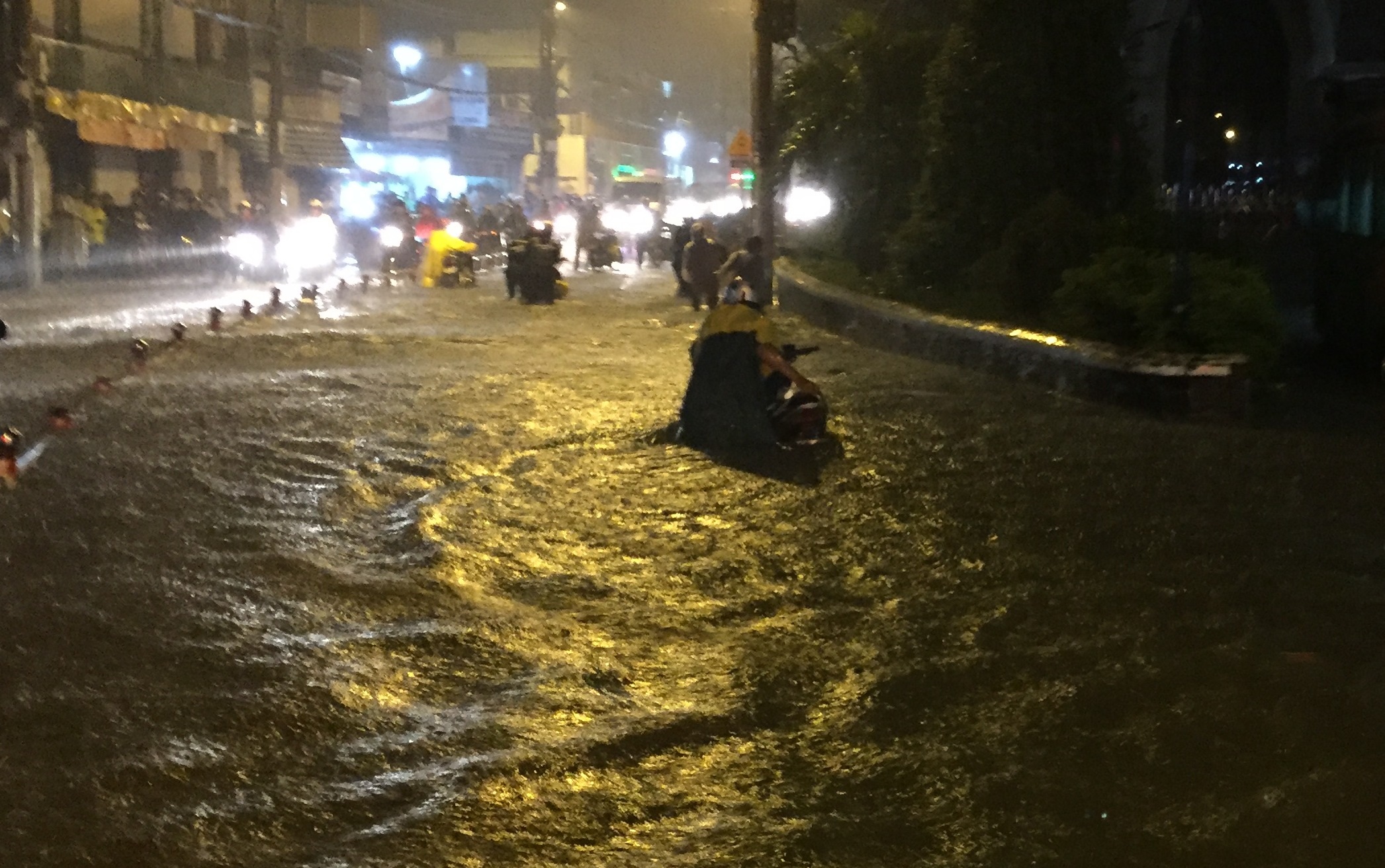 Người dân phải vất vả dầm mưa, lội nước, vượt qua kẹt xe để tìm đường về nhà.