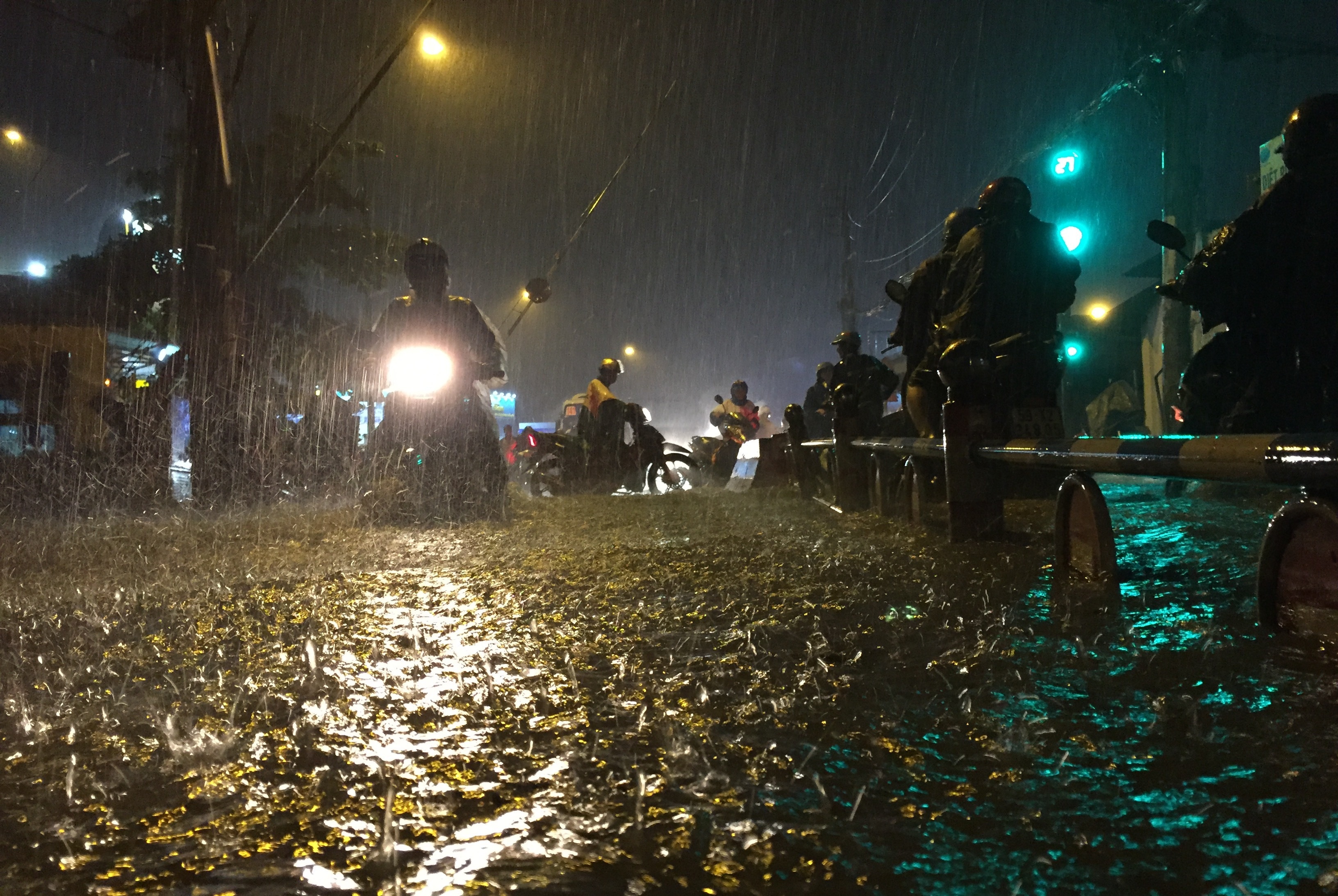 Đến gần 20h tối nay 26/8, người Sài Gòn vẫn còn bì bõm lội nước tìm đường về nhà trong khi trên trời vẫn còn mưa như trút nước.