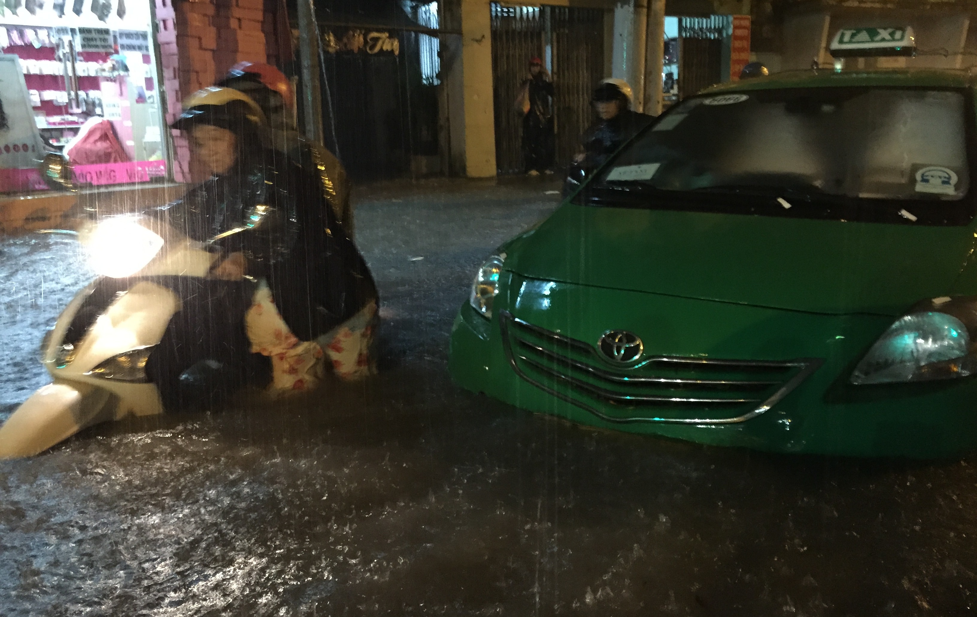 Đường phố Sài Gòn ngập khủng khiếp, dân "không thấy đường" về nhà - 14